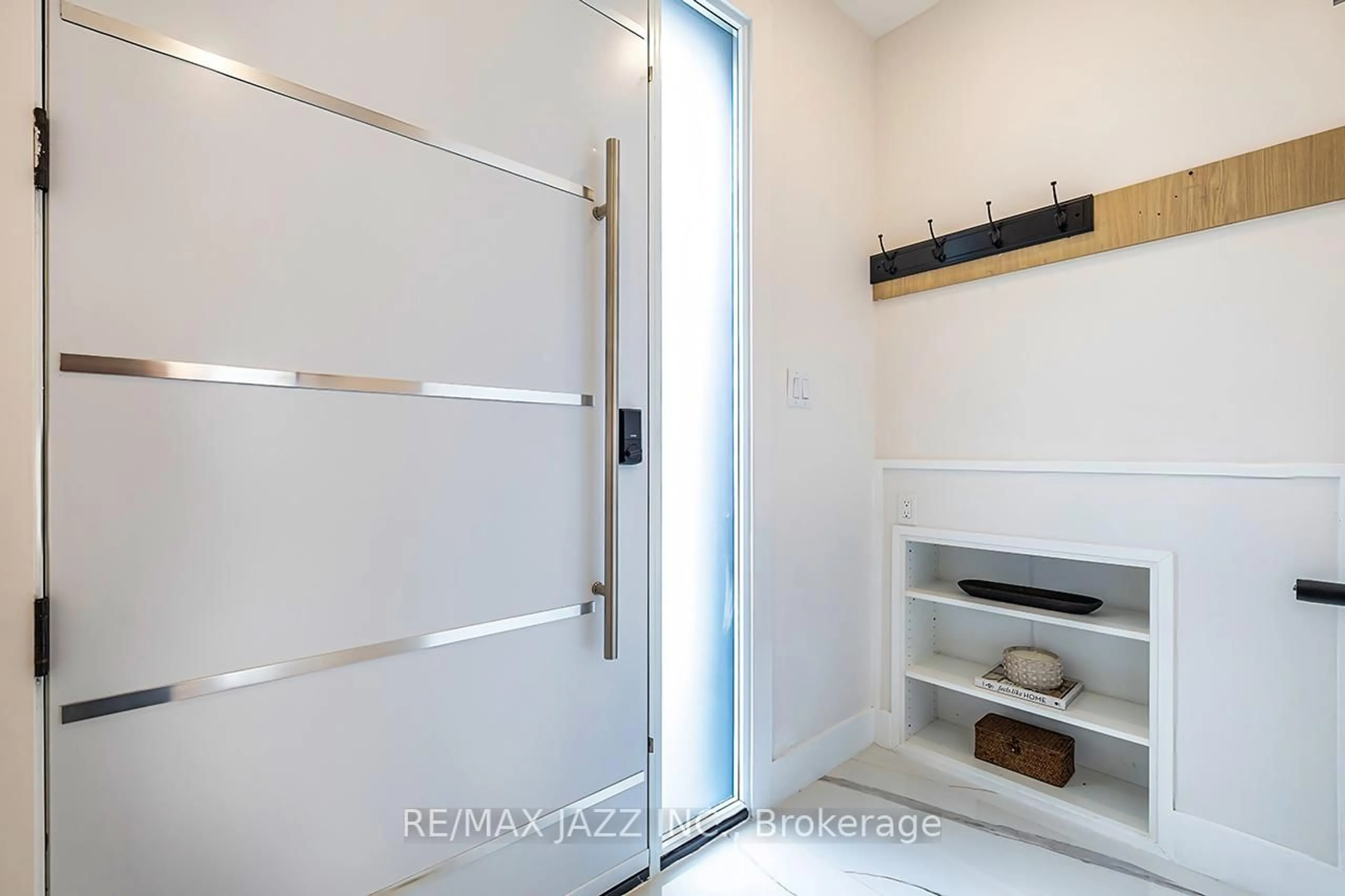 Indoor entryway for 76 Haverson Blvd, Toronto Ontario M6M 3J9