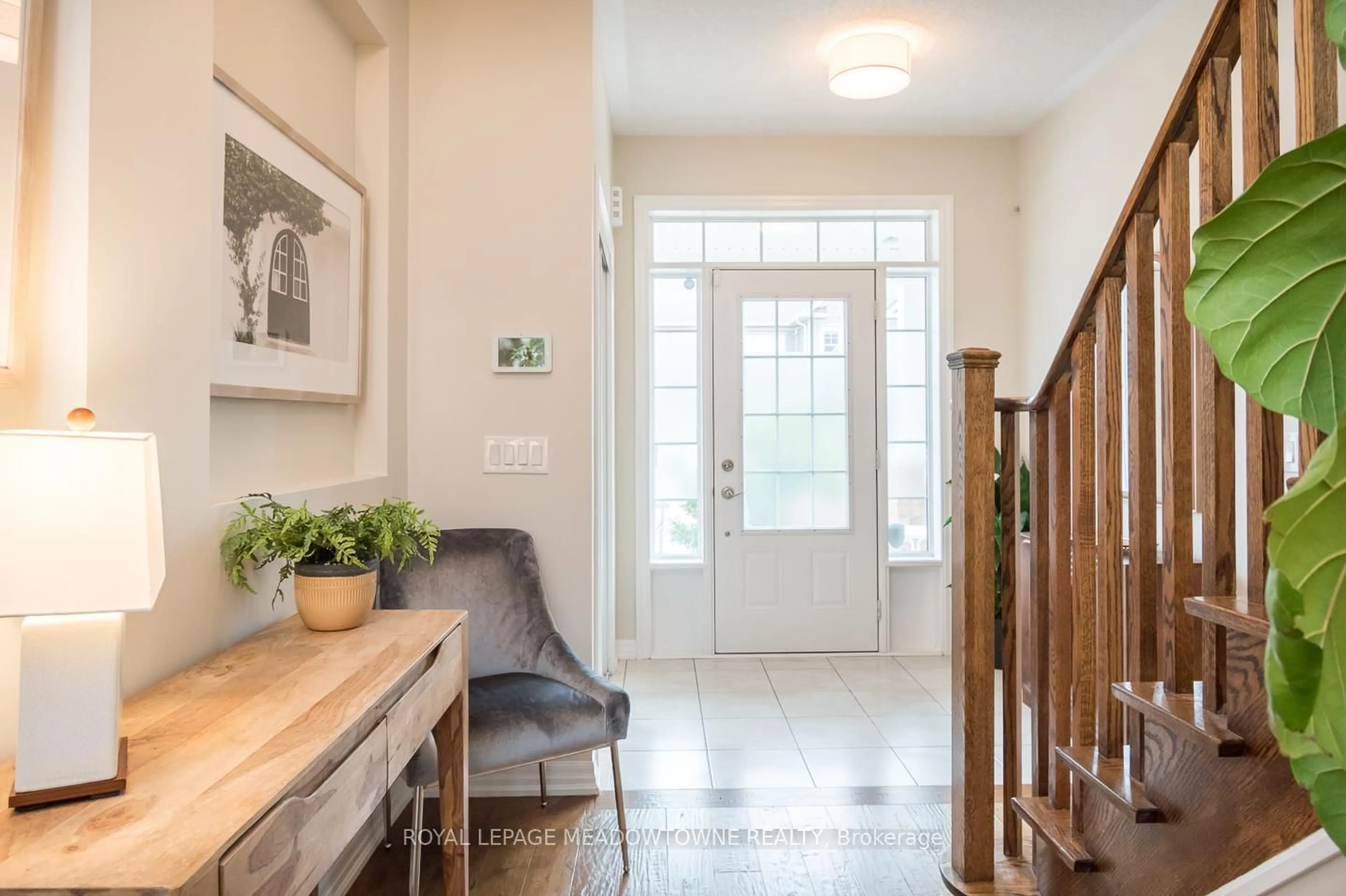Indoor entryway for 120 Aird Crt, Milton Ontario L9T 8B6