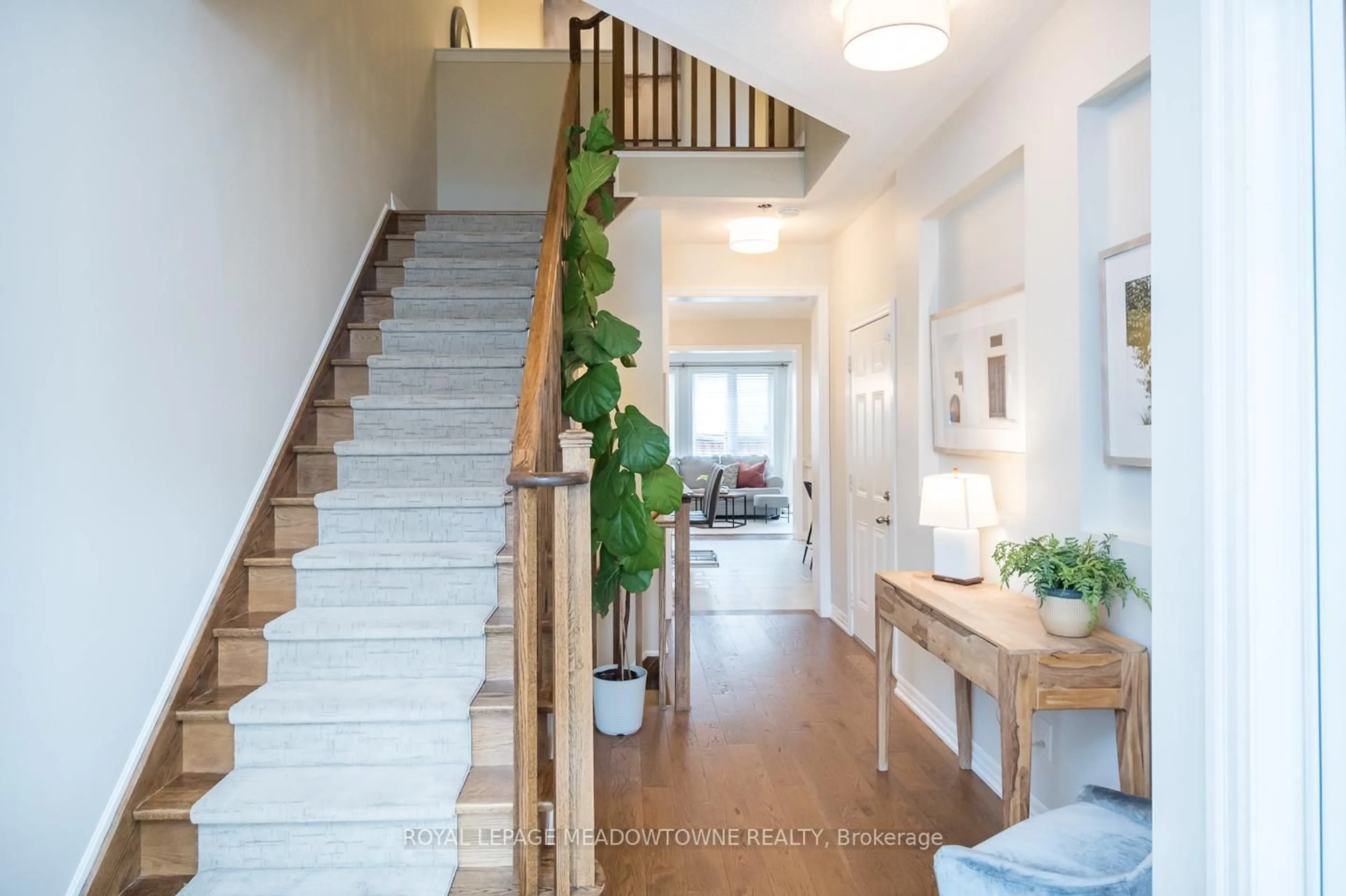 Indoor entryway for 120 Aird Crt, Milton Ontario L9T 8B6