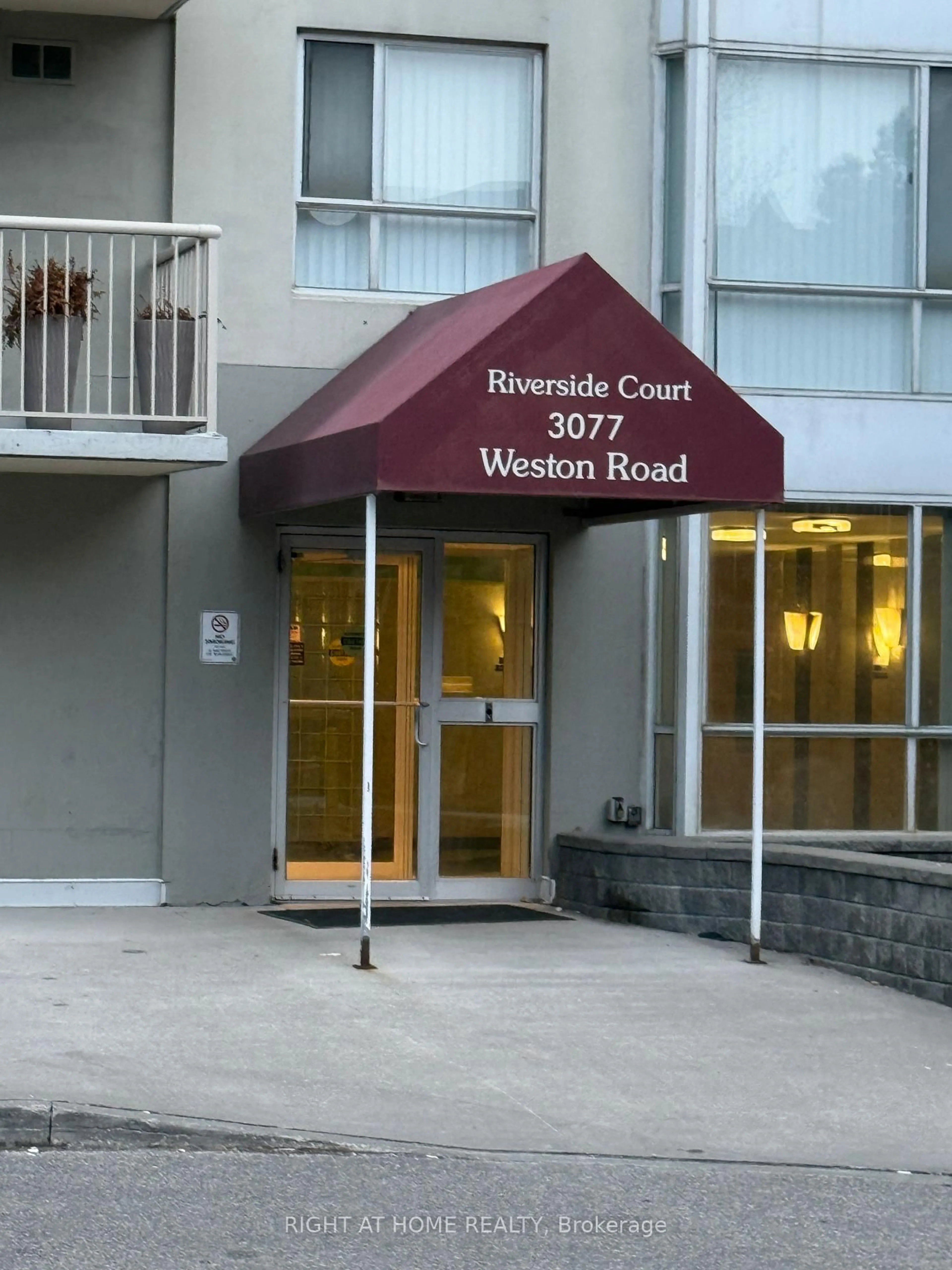 Indoor foyer for 3077 Weston Rd #1912, Toronto Ontario M9M 3A1