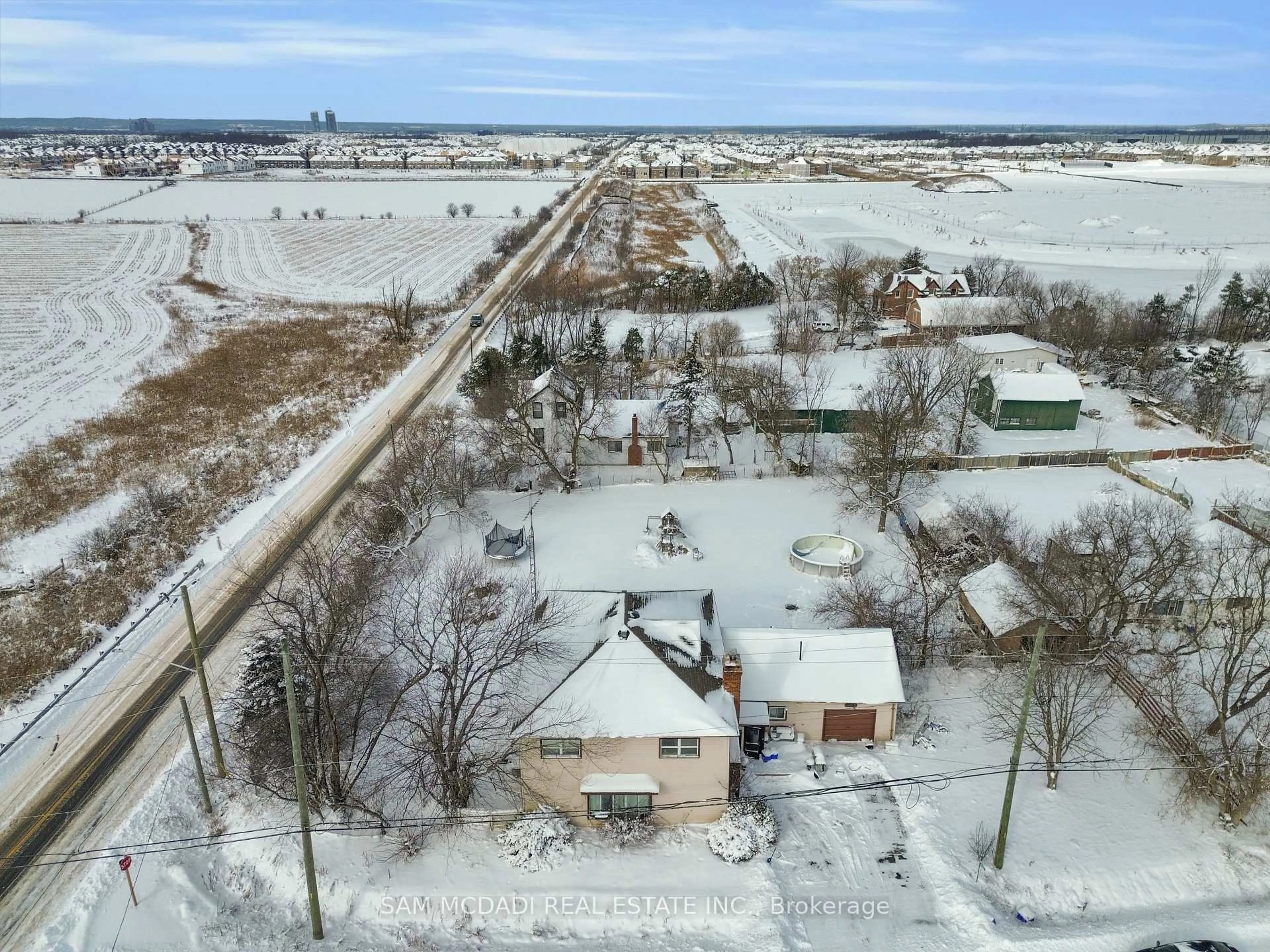 A pic from outside/outdoor area/front of a property/back of a property/a pic from drone, water/lake/river/ocean view for 10025 Britannia Rd, Milton Ontario L9T 7G2