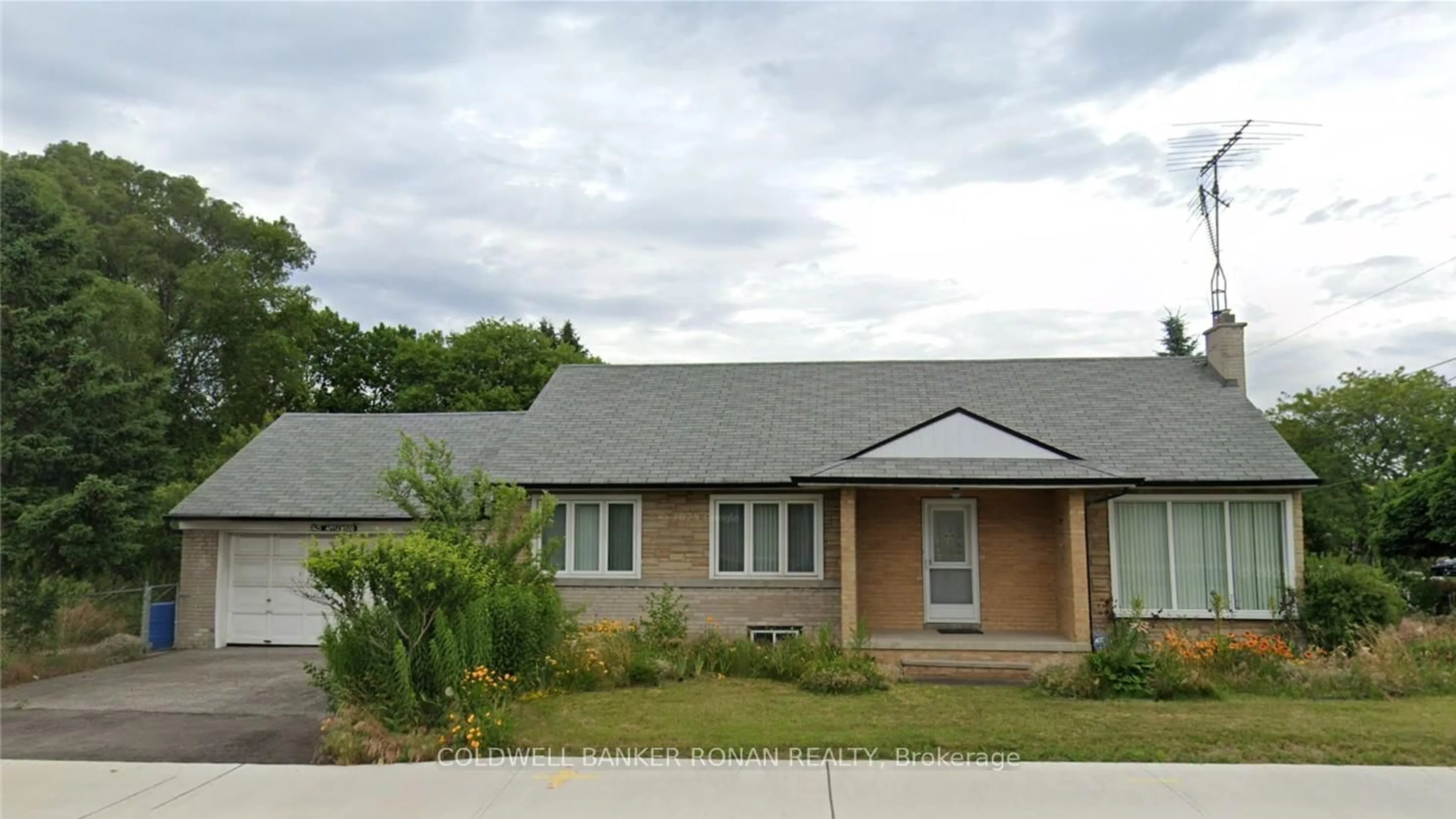 Home with vinyl exterior material, street for 1625 Applewood Rd, Mississauga Ontario L5E 2M2