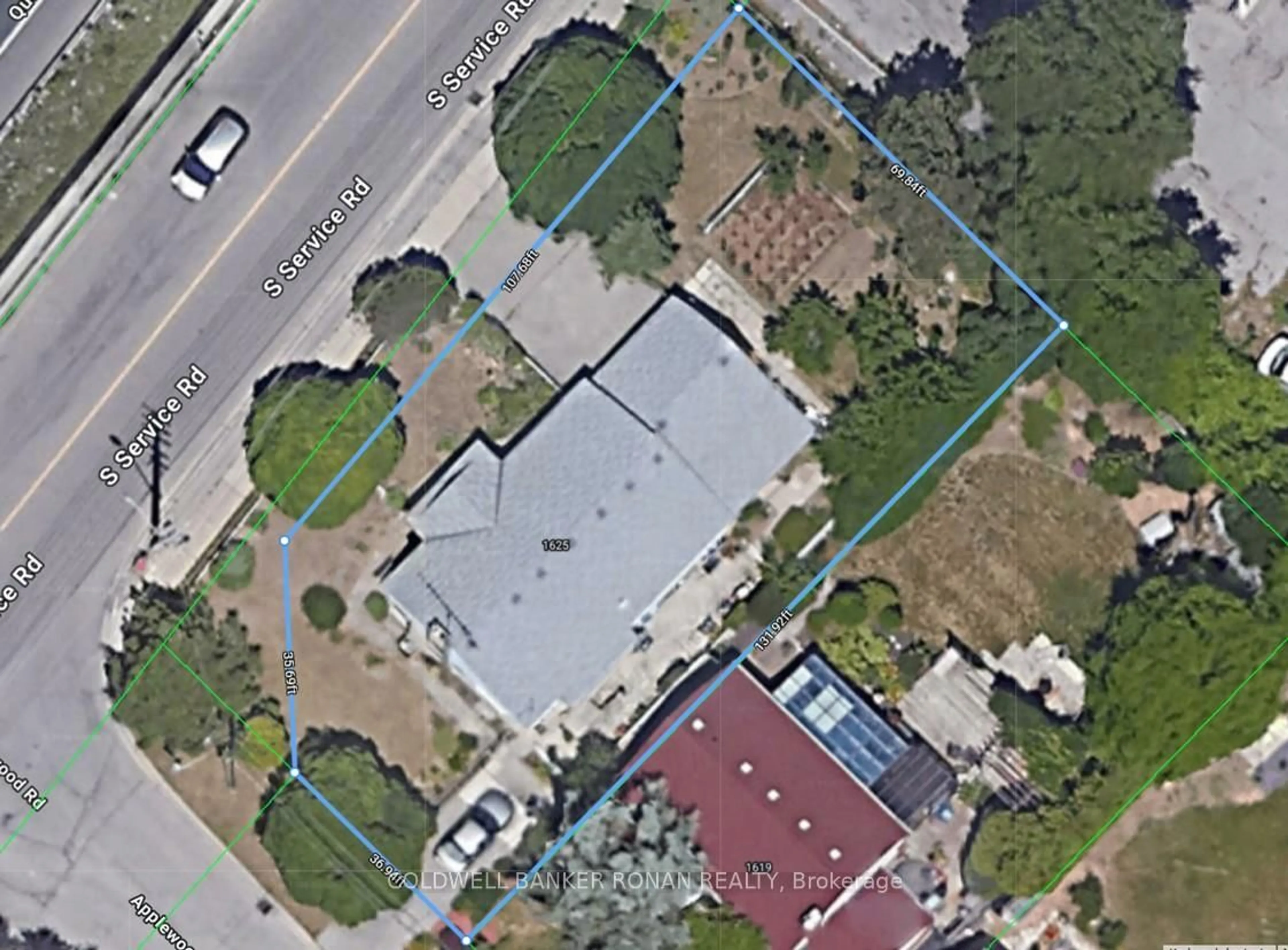 A pic from outside/outdoor area/front of a property/back of a property/a pic from drone, street for 1625 Applewood Rd, Mississauga Ontario L5E 2M2