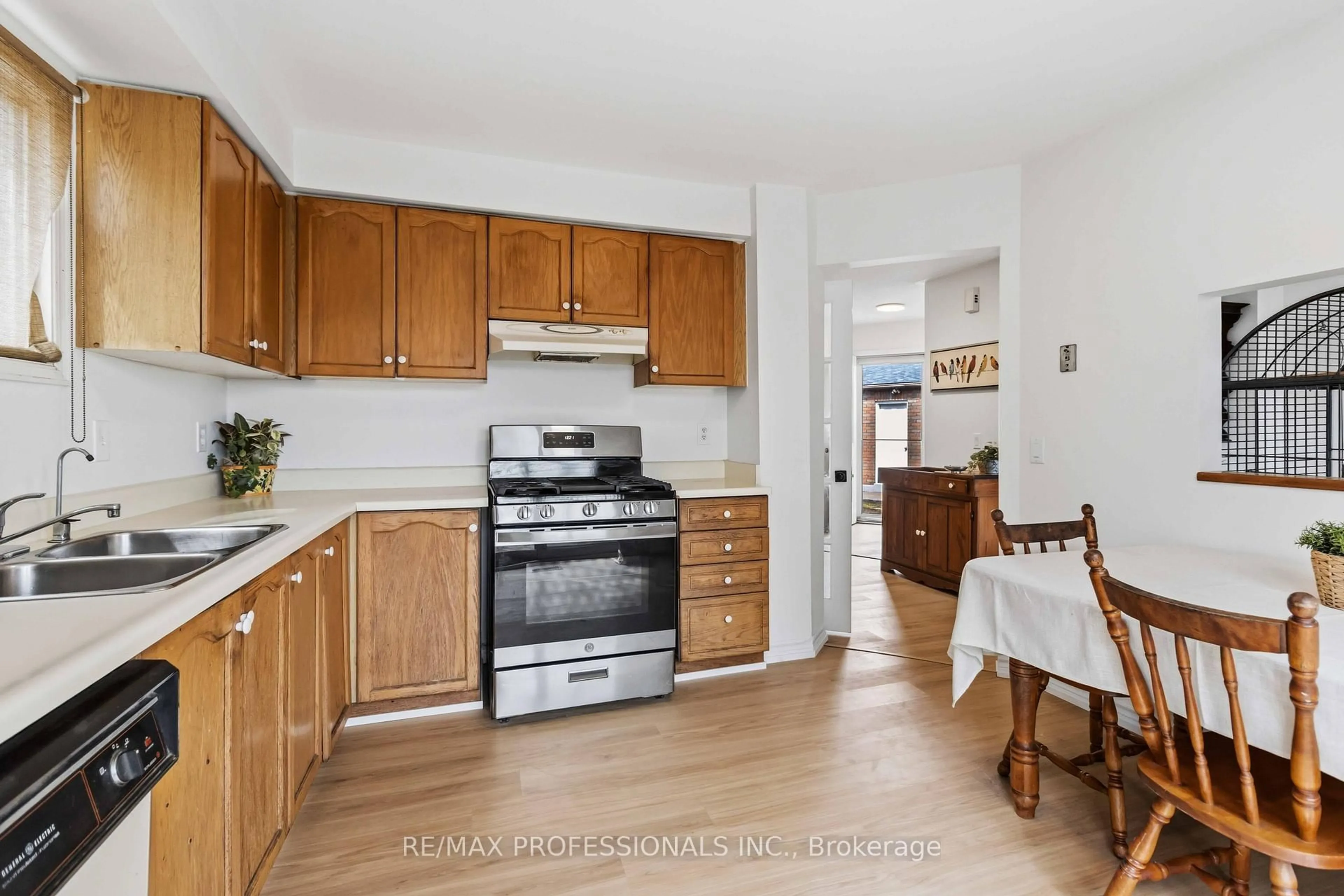 Standard kitchen, unknown for 34 Newman Crt, Brampton Ontario L6S 5T1