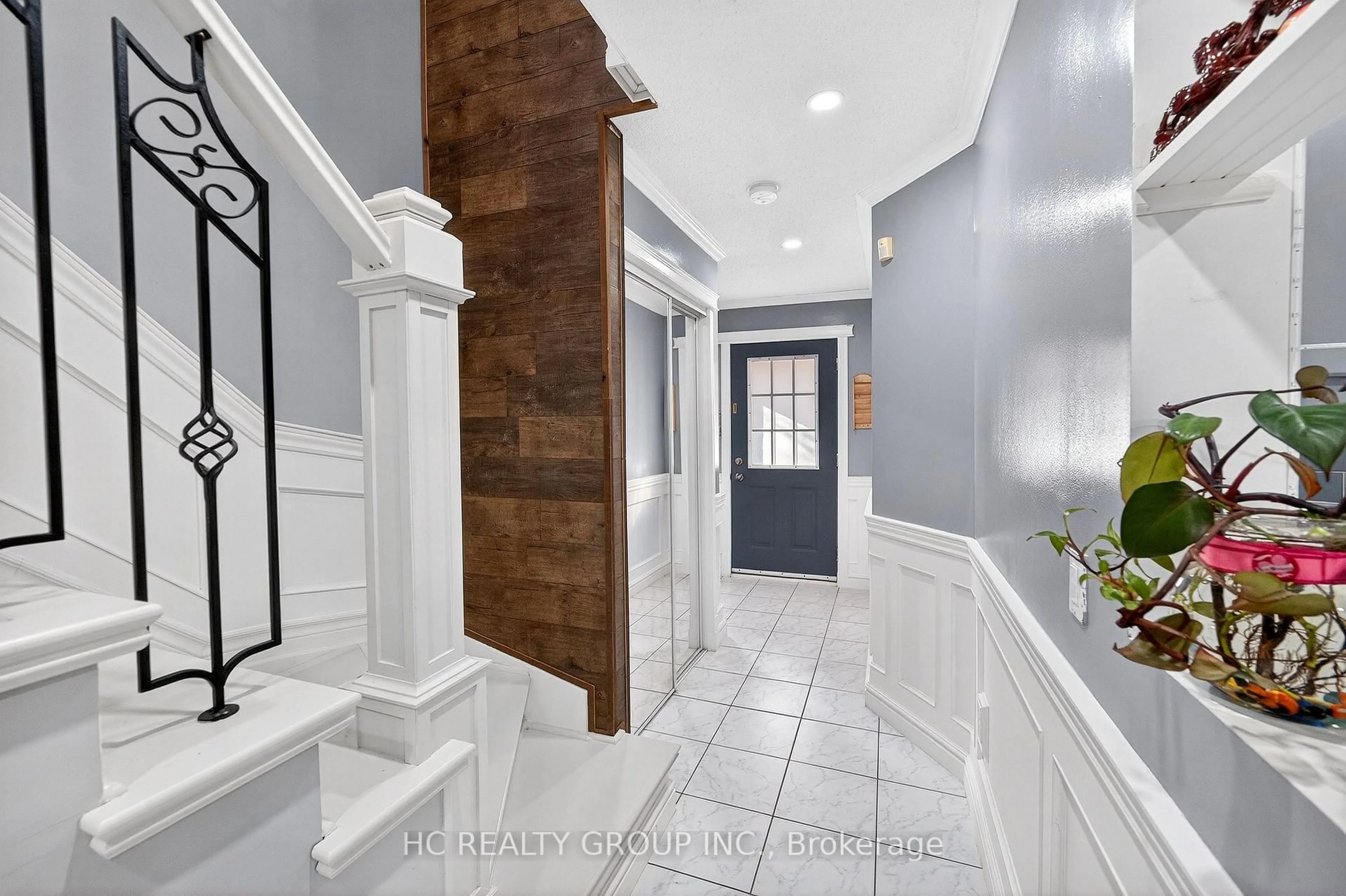 Indoor entryway for 2080 Leanne Blvd #81, Mississauga Ontario L5K 2S6