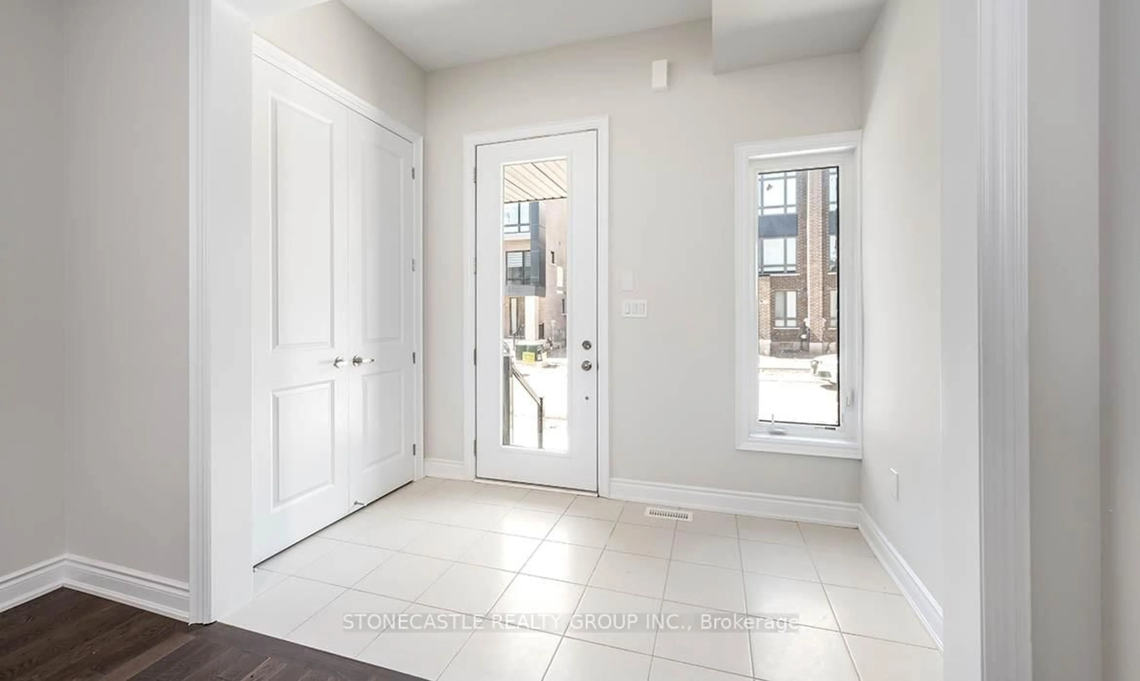 Indoor entryway for 3055 Perkins Way, Oakville Ontario L6H 7Y6