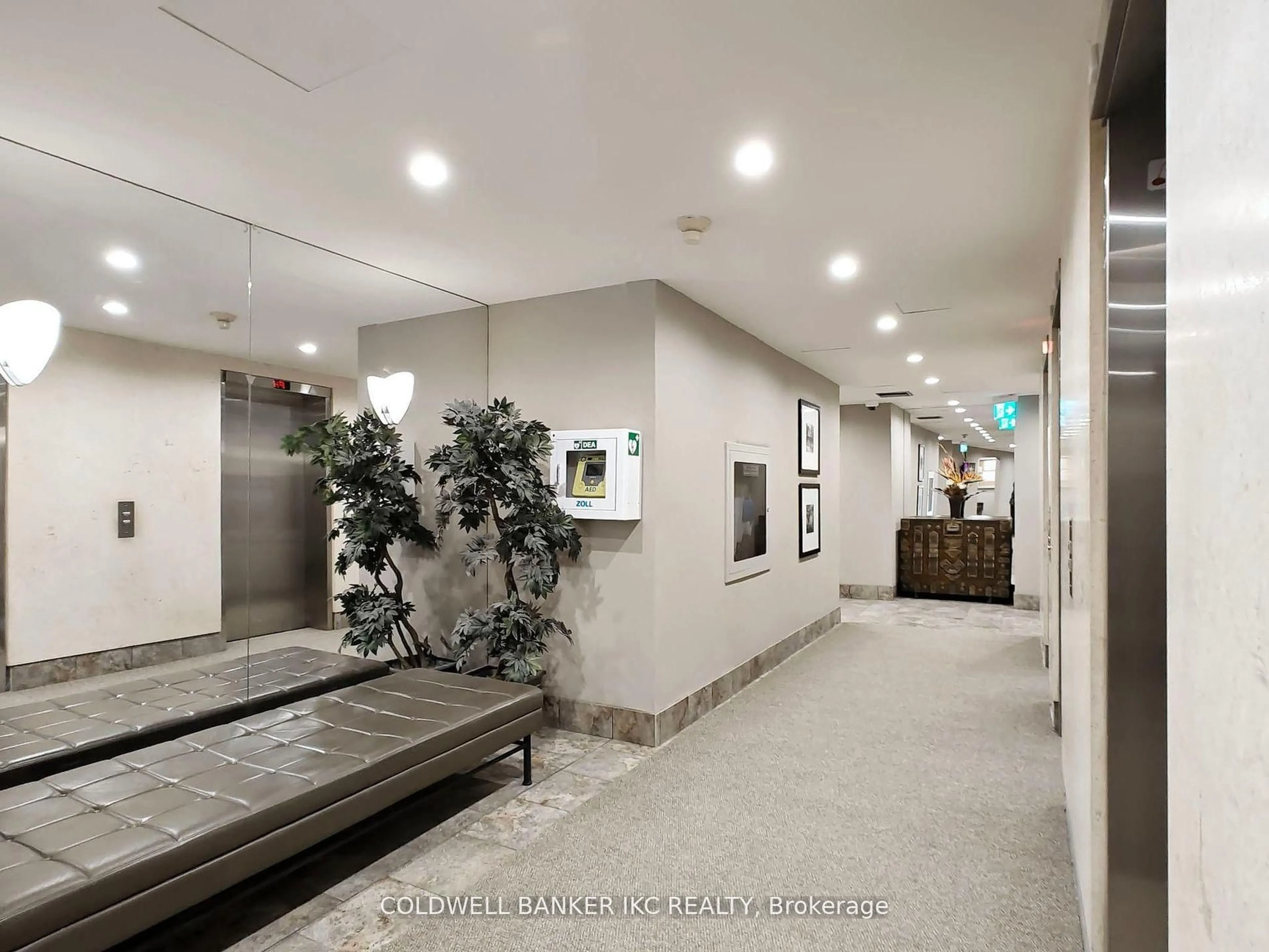 Indoor foyer for 4235 Sherwoodtowne Blvd #1001, Mississauga Ontario L4Z 1W3
