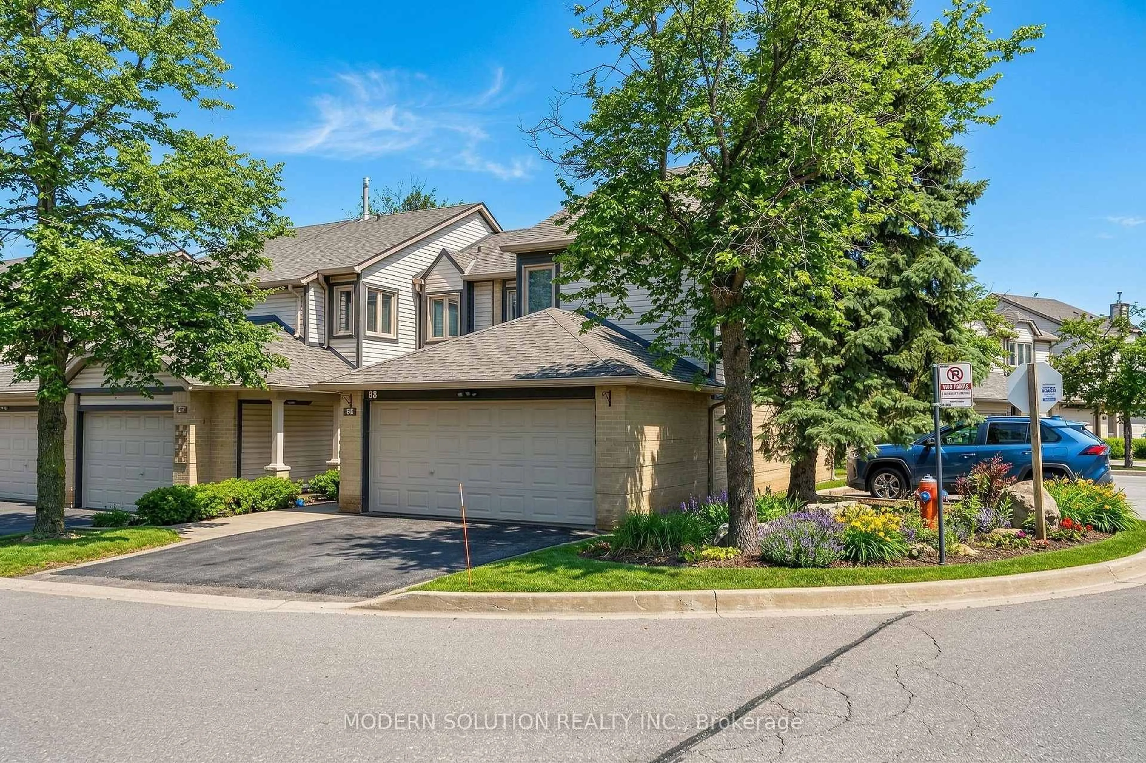 A pic from outside/outdoor area/front of a property/back of a property/a pic from drone, street for 2275 Credit Valley Rd #58, Mississauga Ontario L5M 4N5