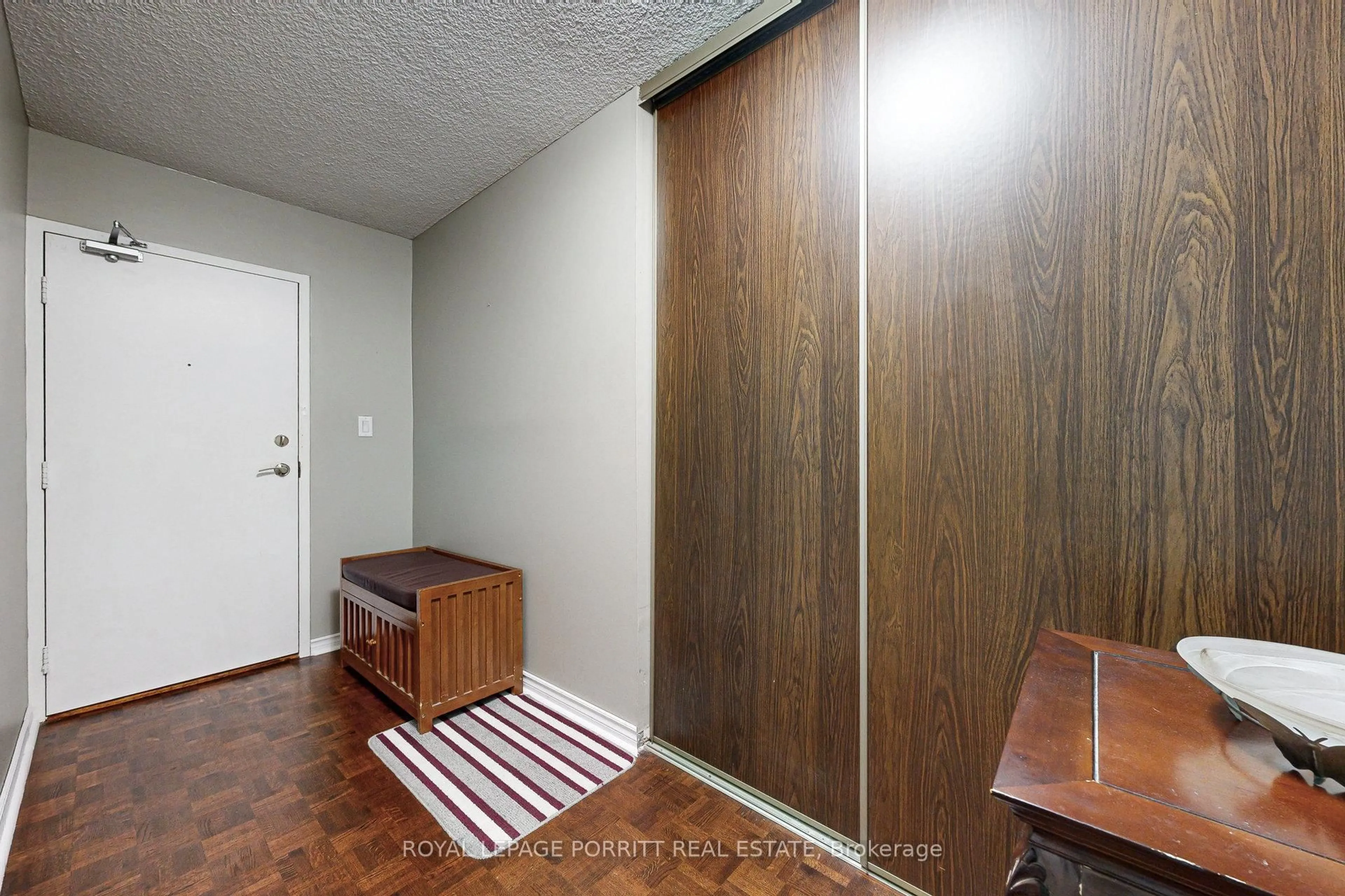 Indoor entryway for 1535 Lakeshore Rd #201, Mississauga Ontario L5E 3E2