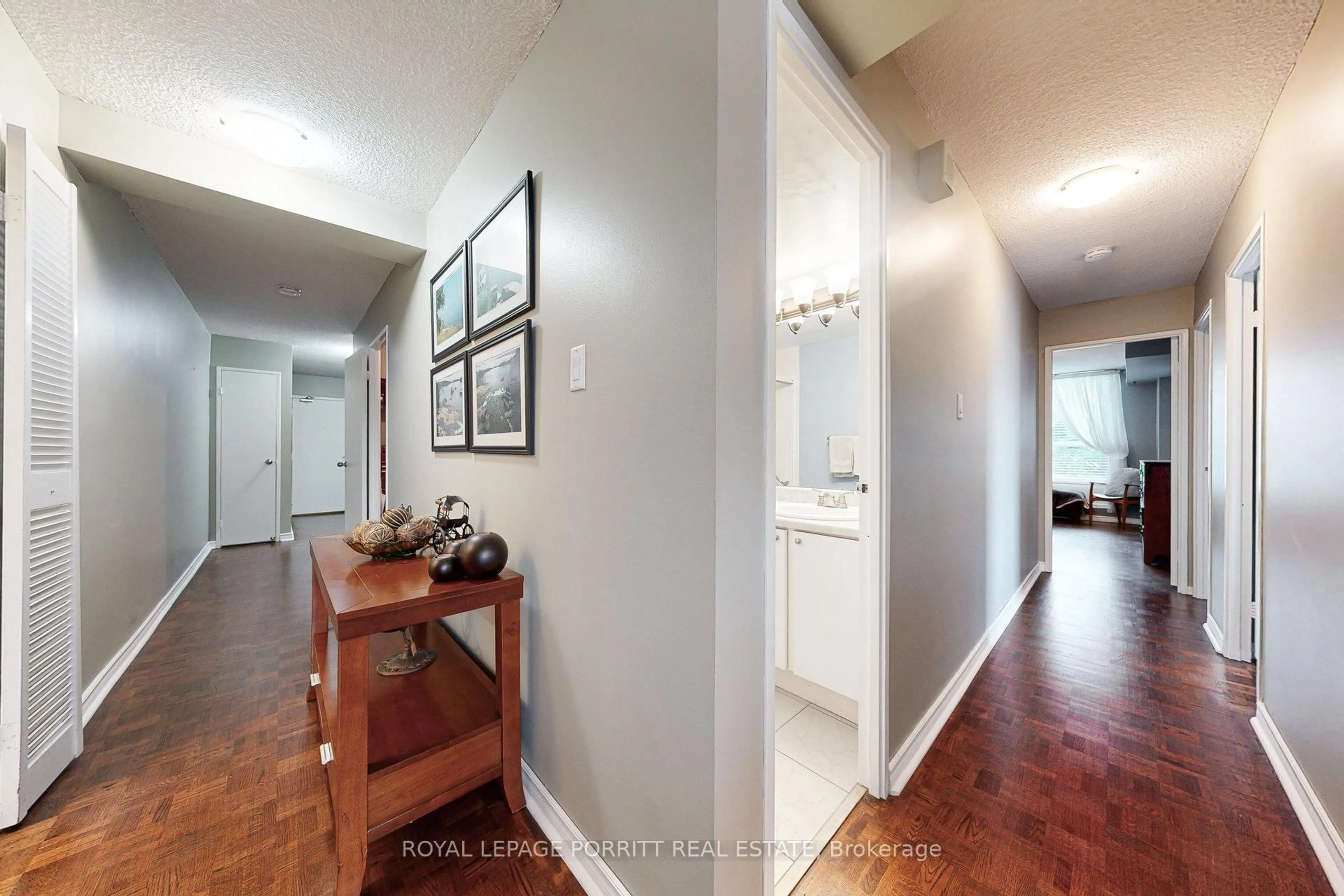Indoor entryway for 1535 Lakeshore Rd #201, Mississauga Ontario L5E 3E2