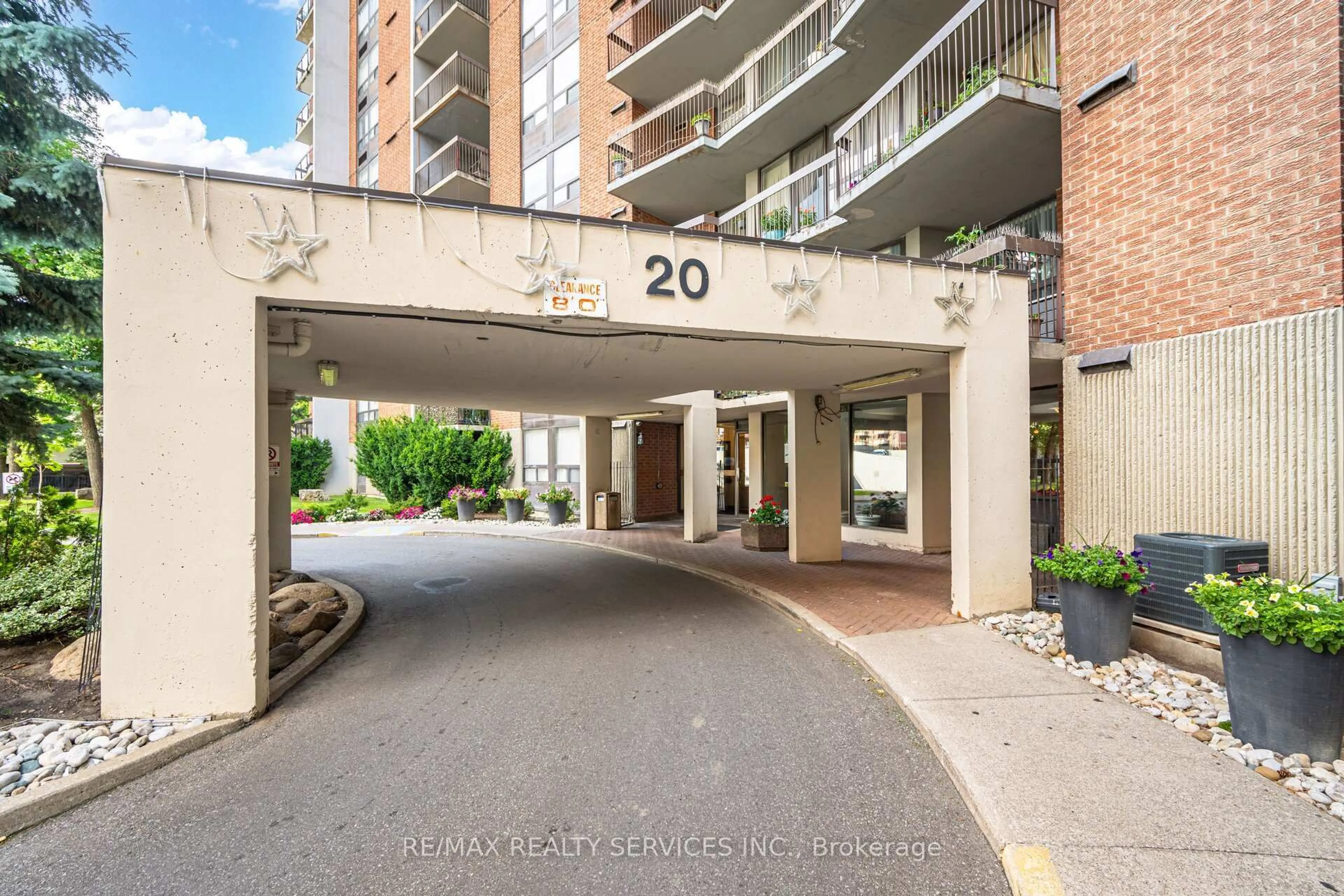 Indoor foyer for 20 Mississauga valley blvd Valy #201, Mississauga Ontario L5A 3S1