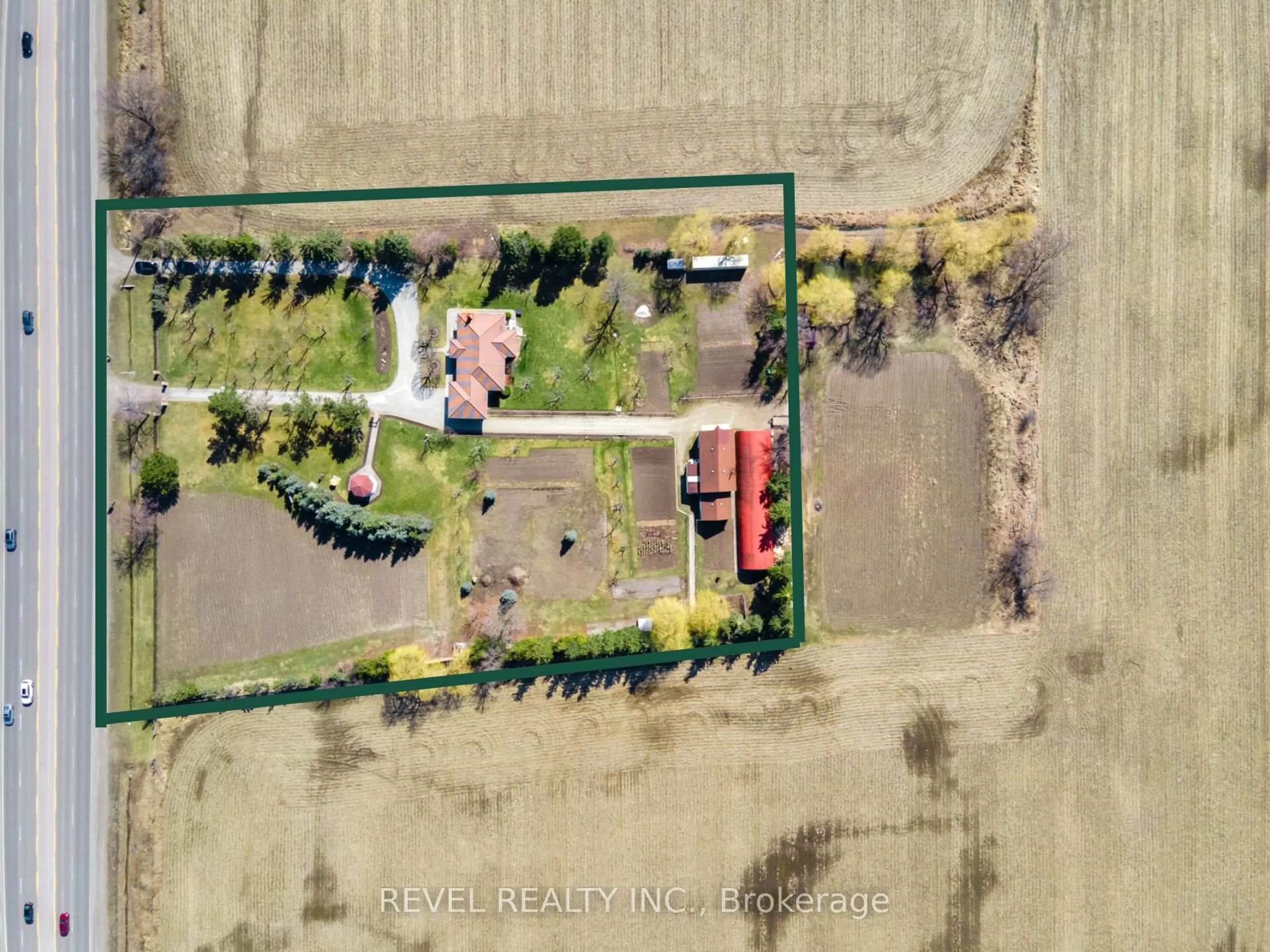 A pic from outside/outdoor area/front of a property/back of a property/a pic from drone, street for 13478 Hurontario St, Caledon Ontario L7C 2B9