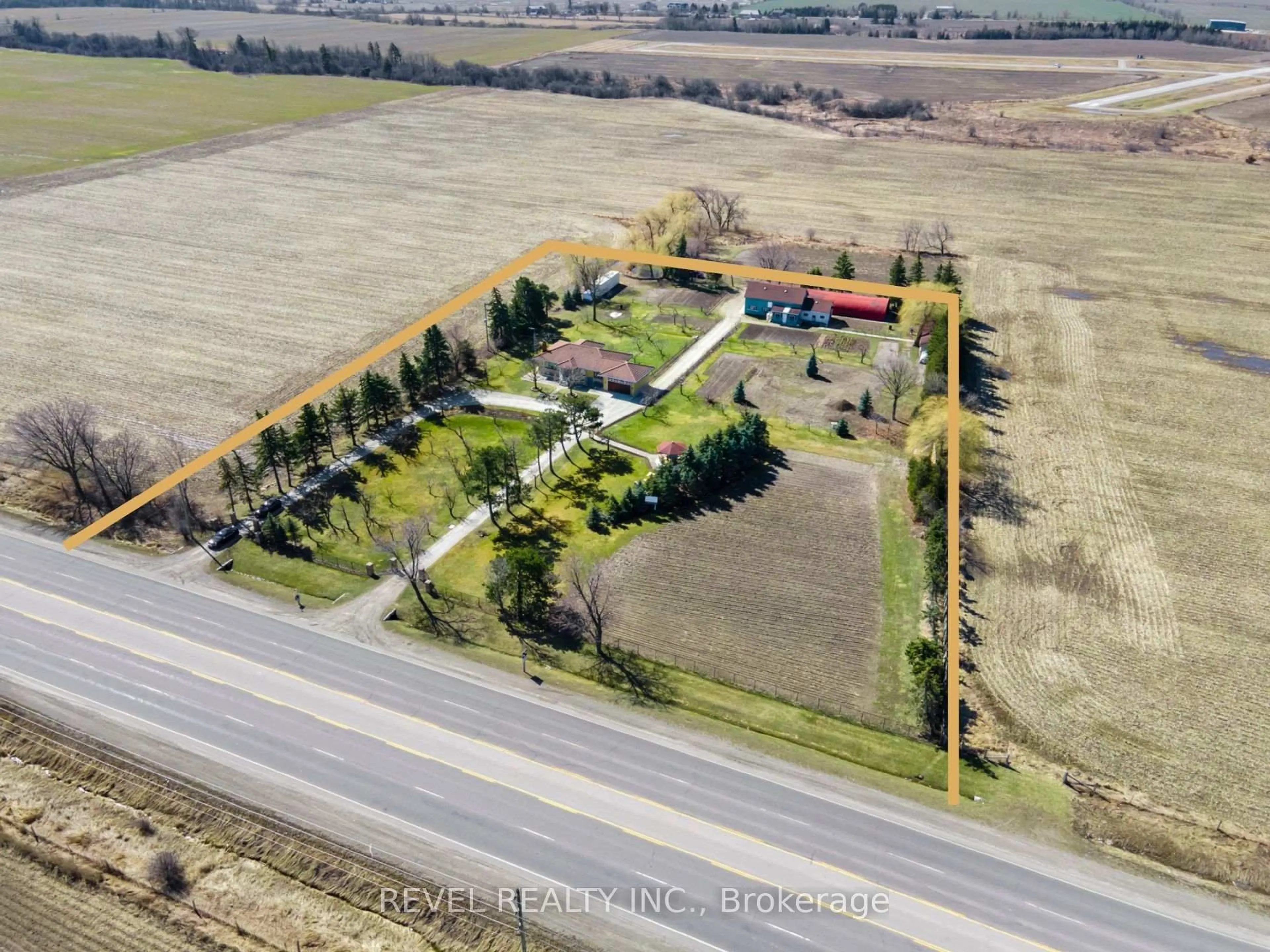 A pic from outside/outdoor area/front of a property/back of a property/a pic from drone, street for 13478 Hurontario St, Caledon Ontario L7C 2B9