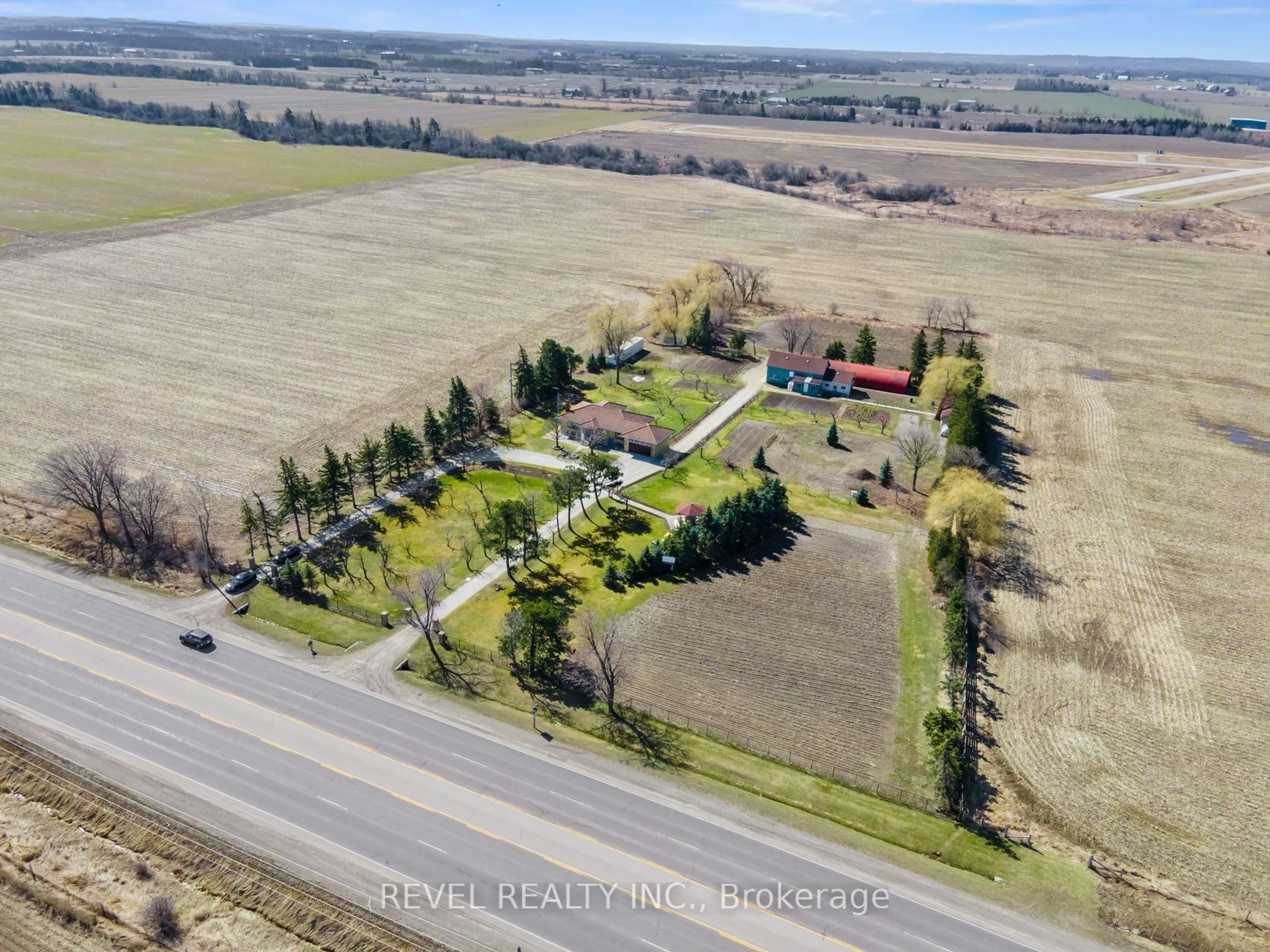 A pic from outside/outdoor area/front of a property/back of a property/a pic from drone, unknown for 13478 Hurontario St, Caledon Ontario L7C 2B9