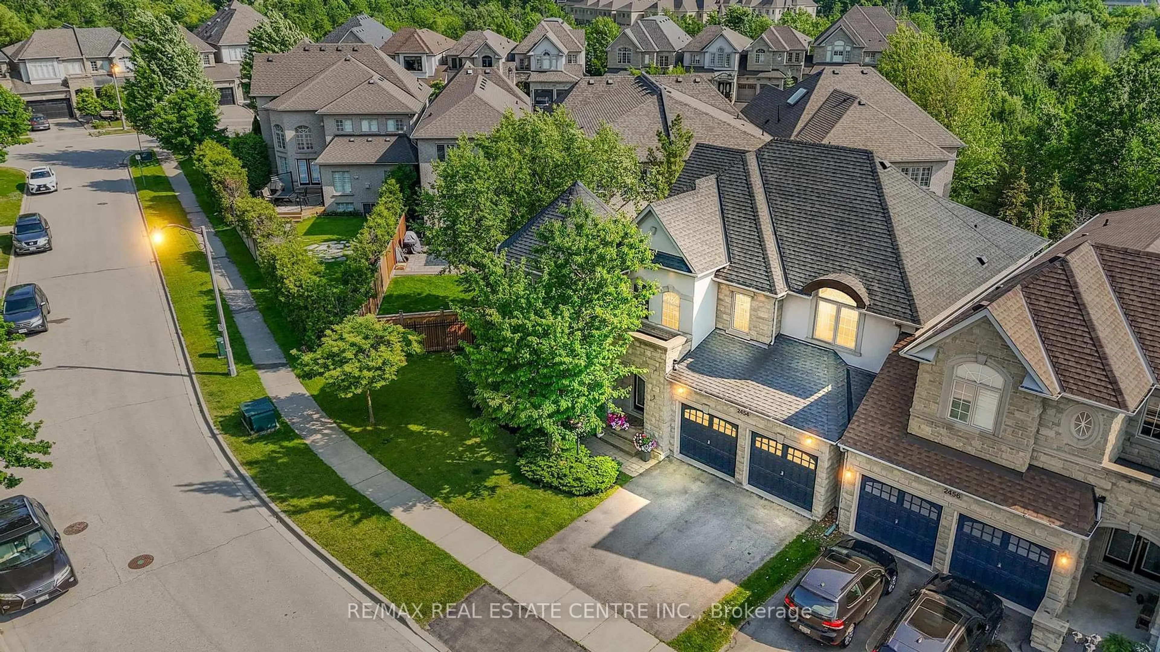 A pic from outside/outdoor area/front of a property/back of a property/a pic from drone, street for 2454 Springforest Dr, Oakville Ontario L6M 0A1