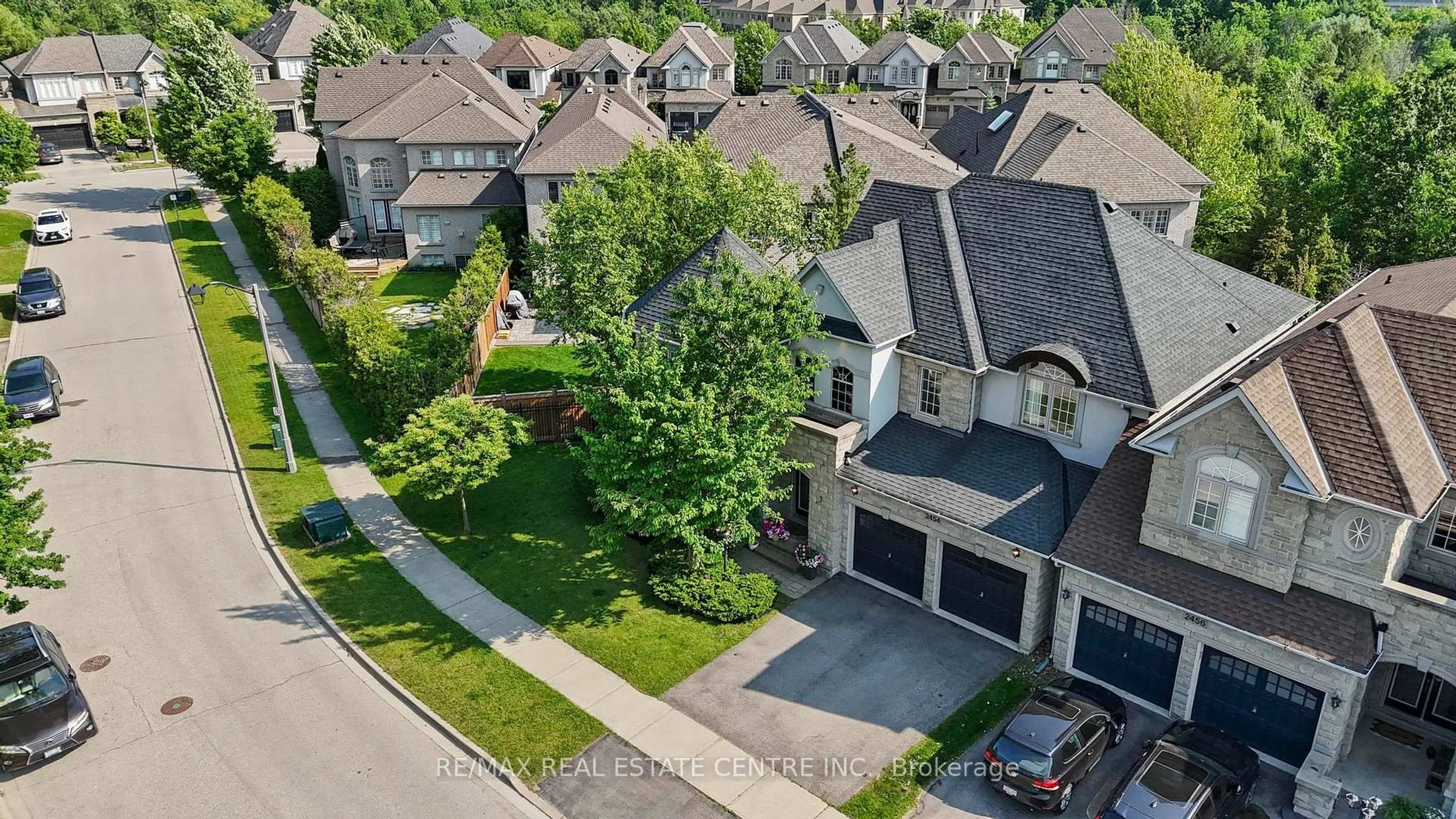 A pic from outside/outdoor area/front of a property/back of a property/a pic from drone, street for 2454 Springforest Dr, Oakville Ontario L6M 0A1