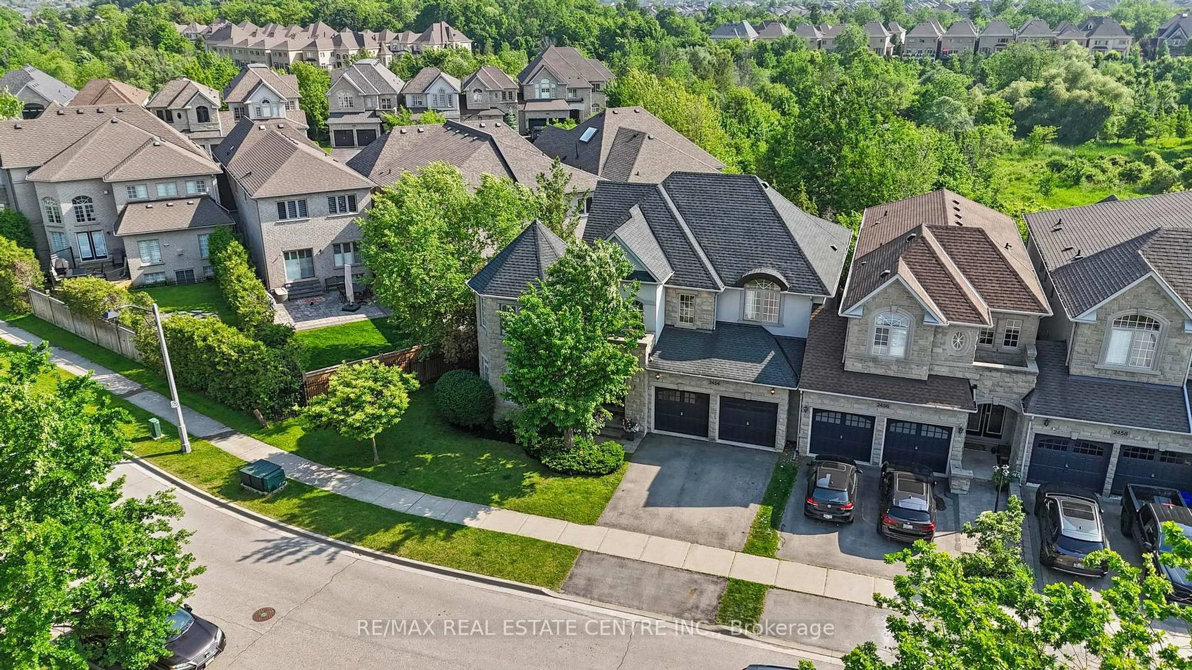 A pic from outside/outdoor area/front of a property/back of a property/a pic from drone, street for 2454 Springforest Dr, Oakville Ontario L6M 0A1