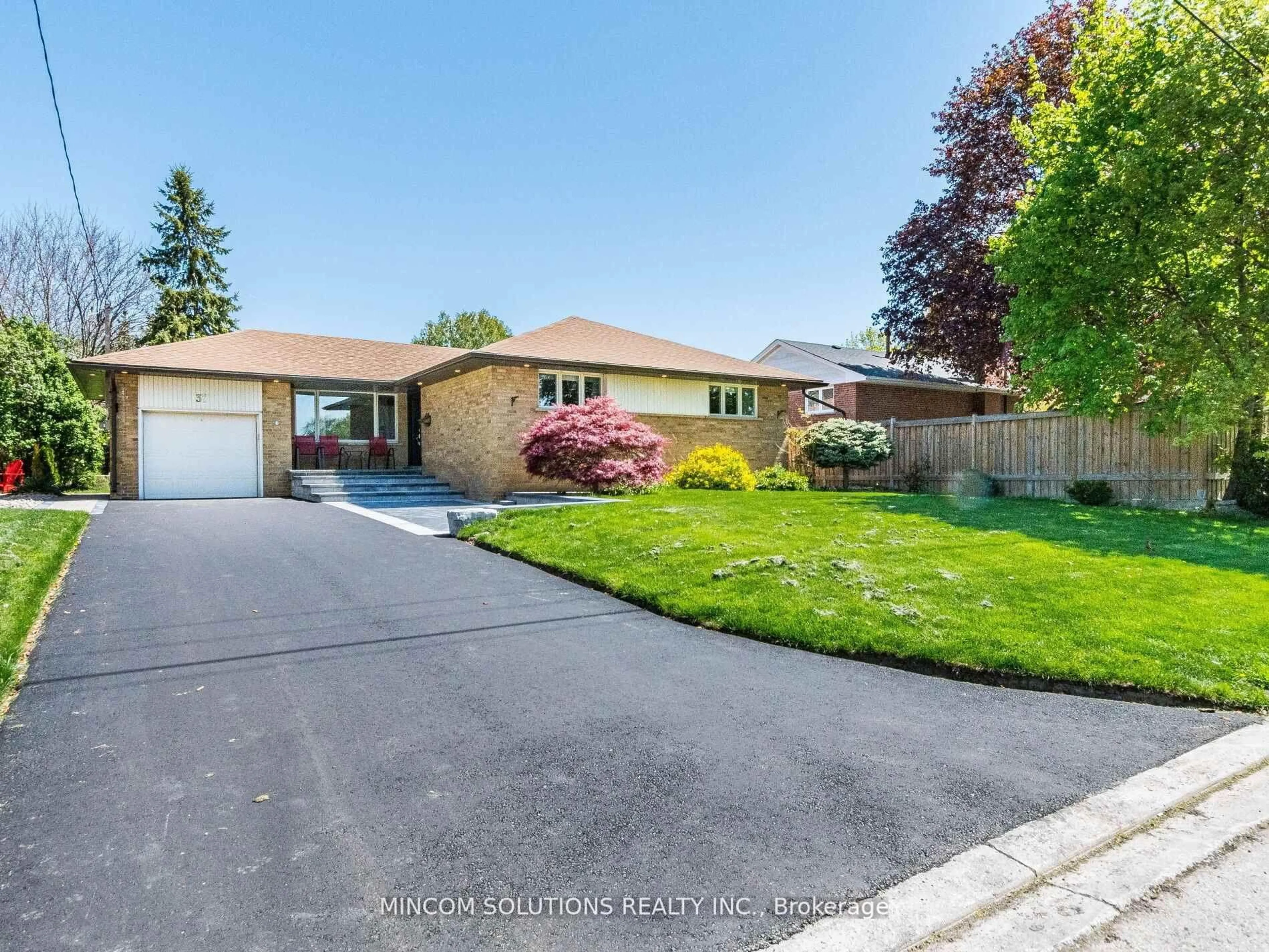 A pic from outside/outdoor area/front of a property/back of a property/a pic from drone, street for 37 Suburban Dr, Mississauga Ontario L5N 1G8