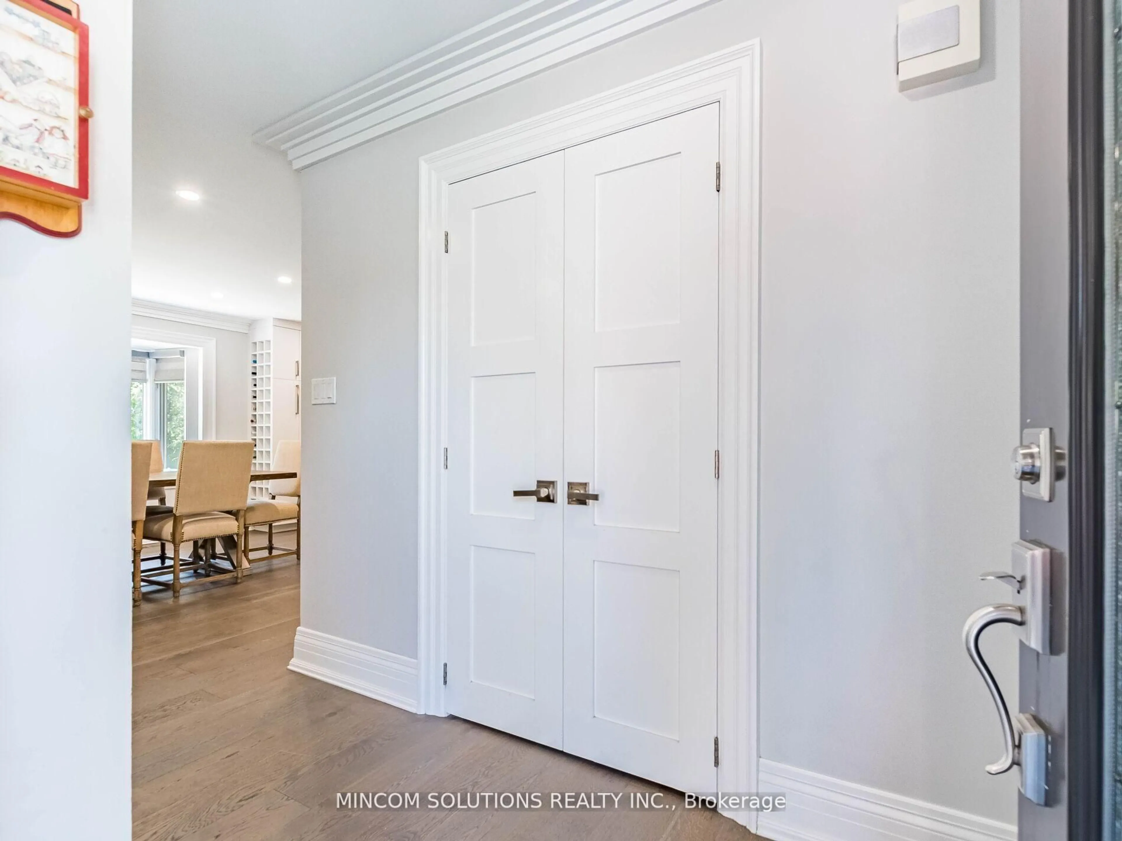 Indoor entryway for 37 Suburban Dr, Mississauga Ontario L5N 1G8