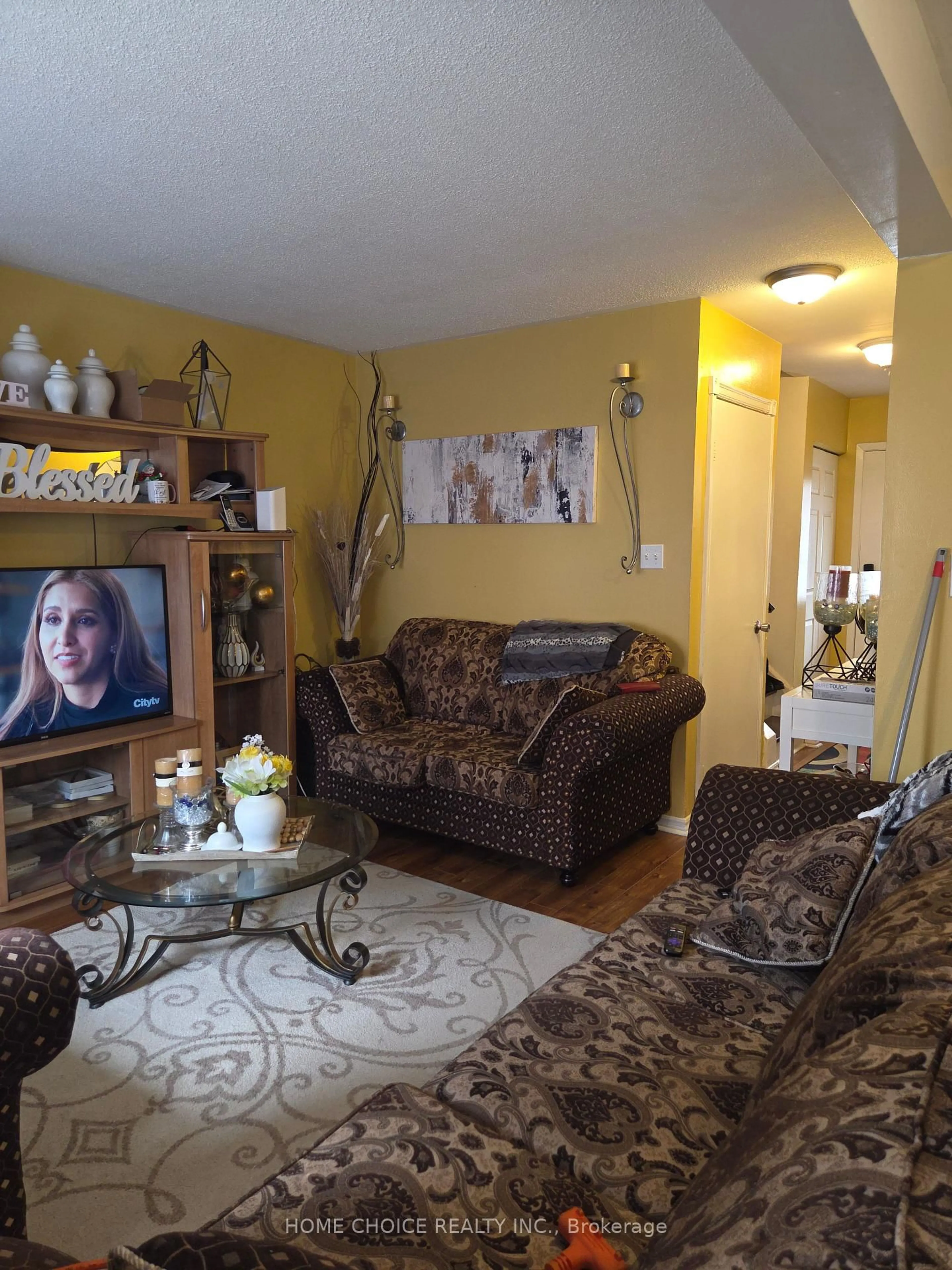 Living room with furniture, unknown for 59 Craigleigh Cres #59, Brampton Ontario L6T 2E3