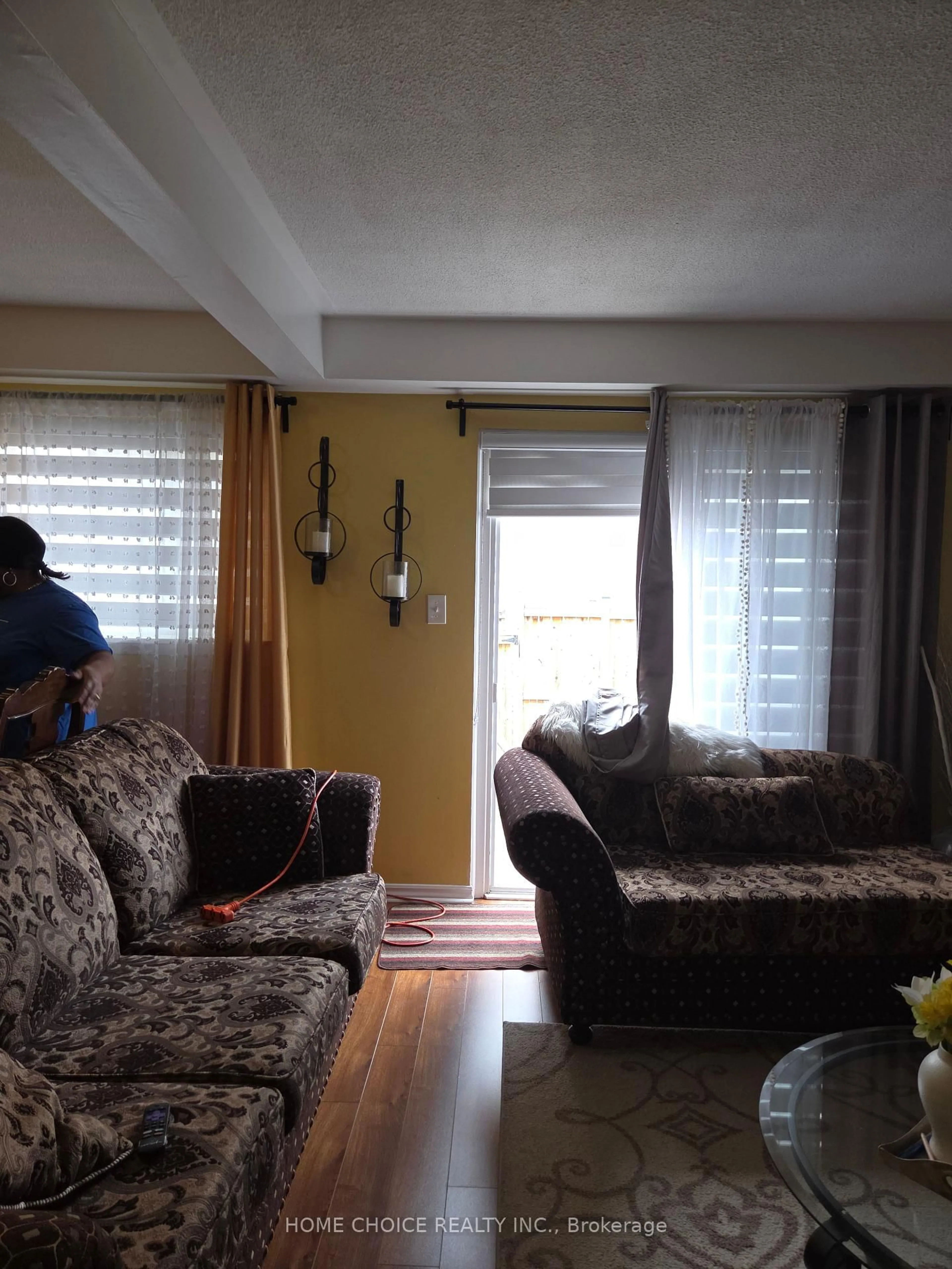 Living room with furniture, floor is not visible for 59 Craigleigh Cres #59, Brampton Ontario L6T 2E3