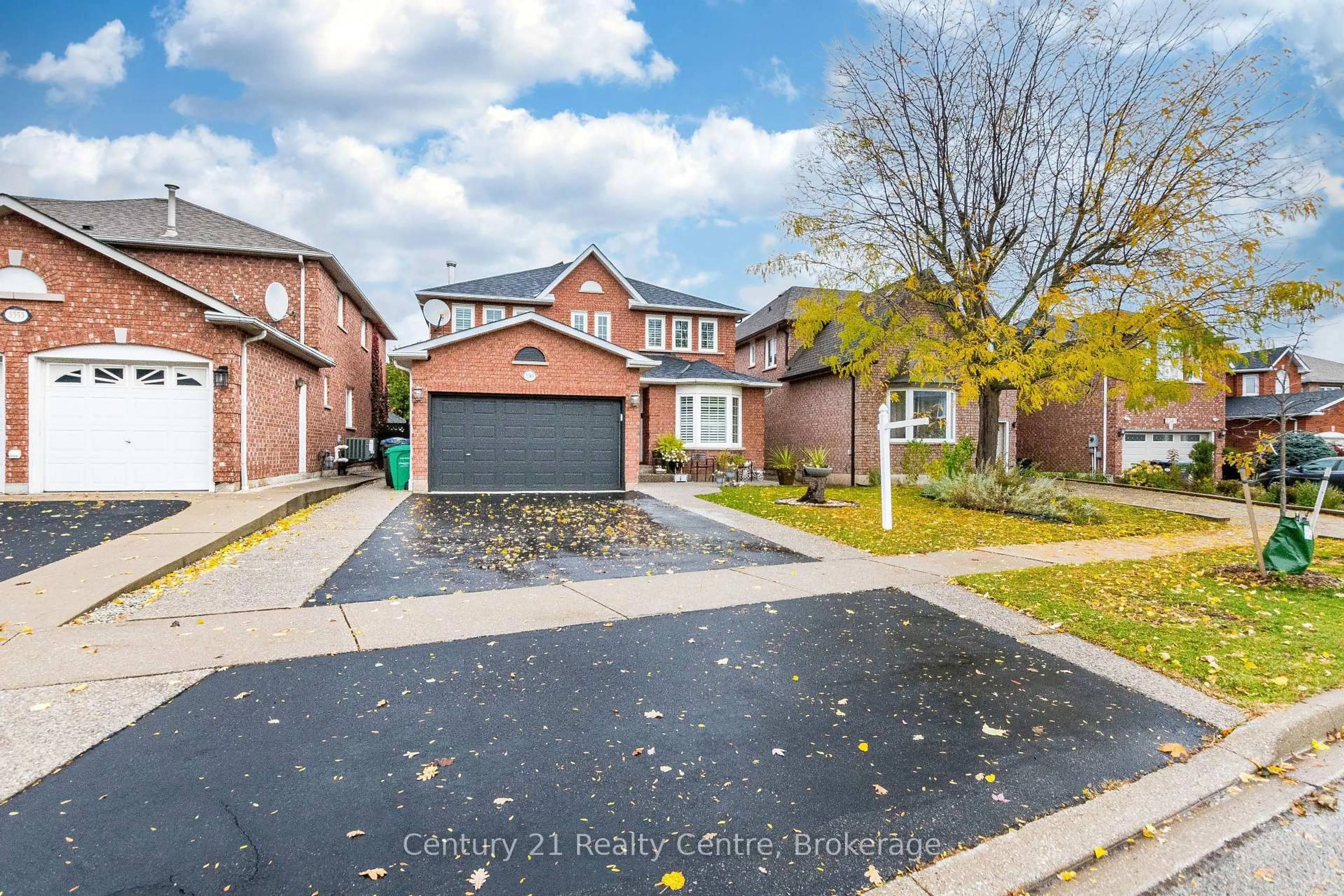 Home with brick exterior material, street for 3349 Loyalist Dr, Mississauga Ontario L5L 5T9