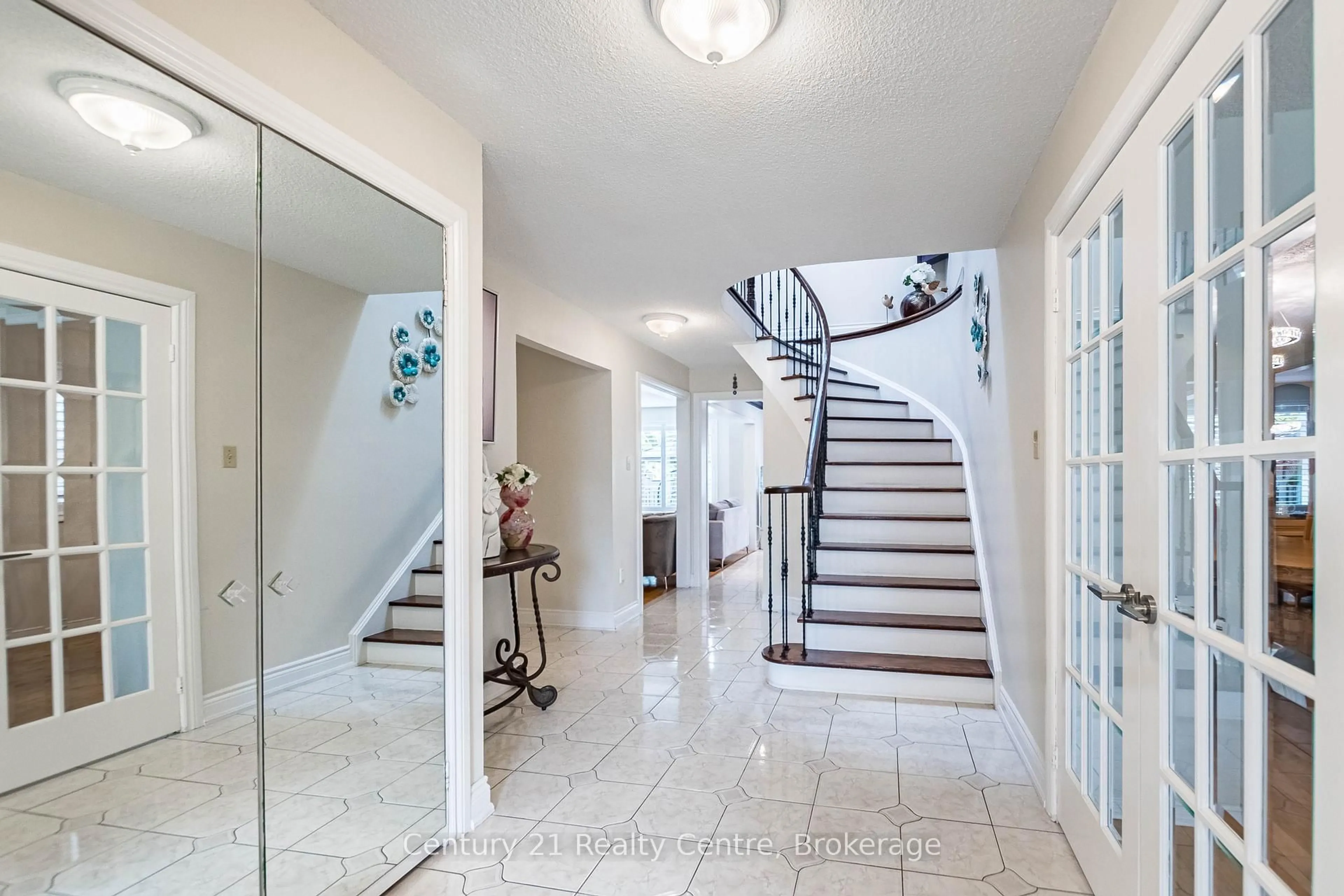 Indoor foyer for 3349 Loyalist Dr, Mississauga Ontario L5L 5T9