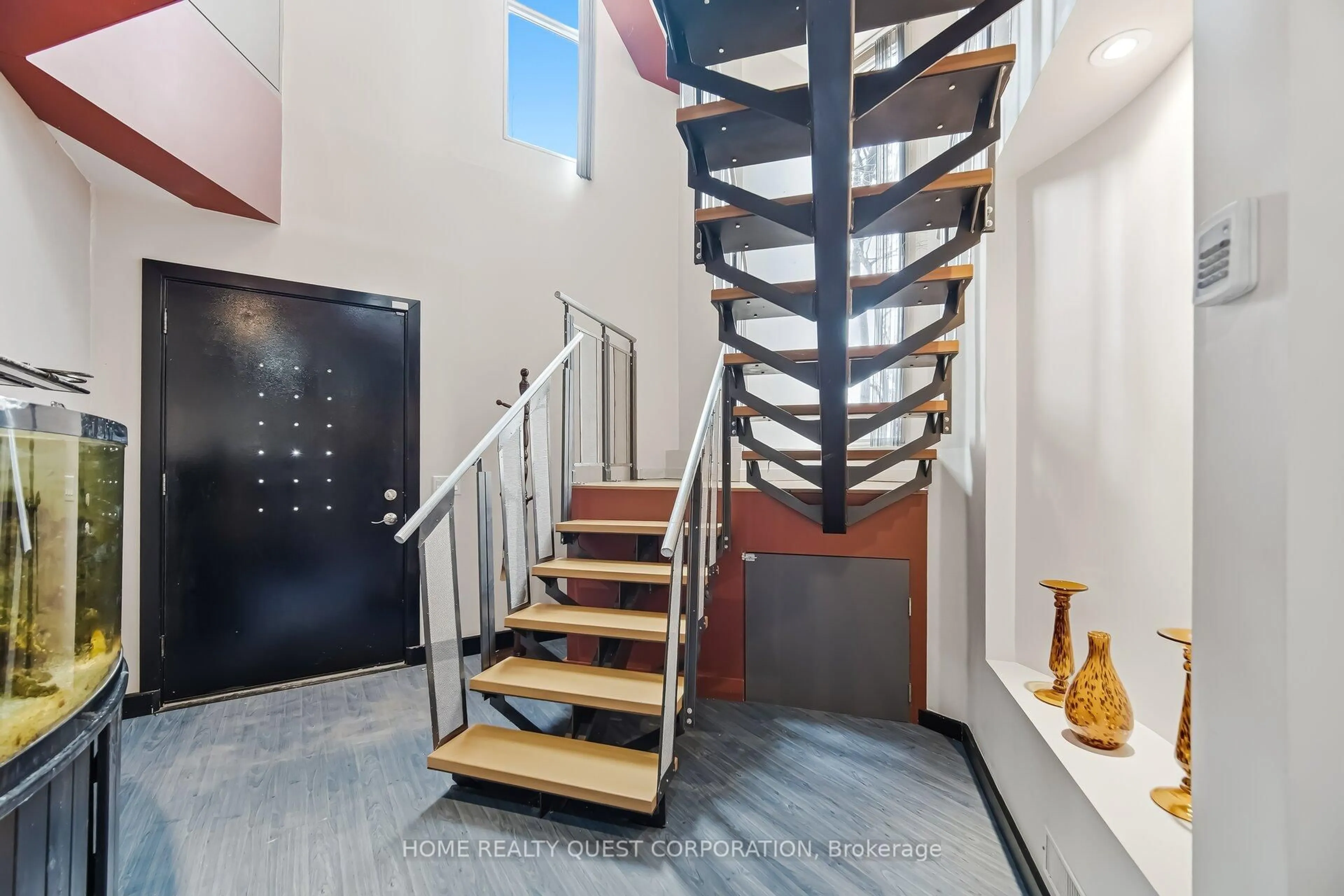 Indoor foyer for 186 Wyndham St, Mississauga Ontario L5M 1N5