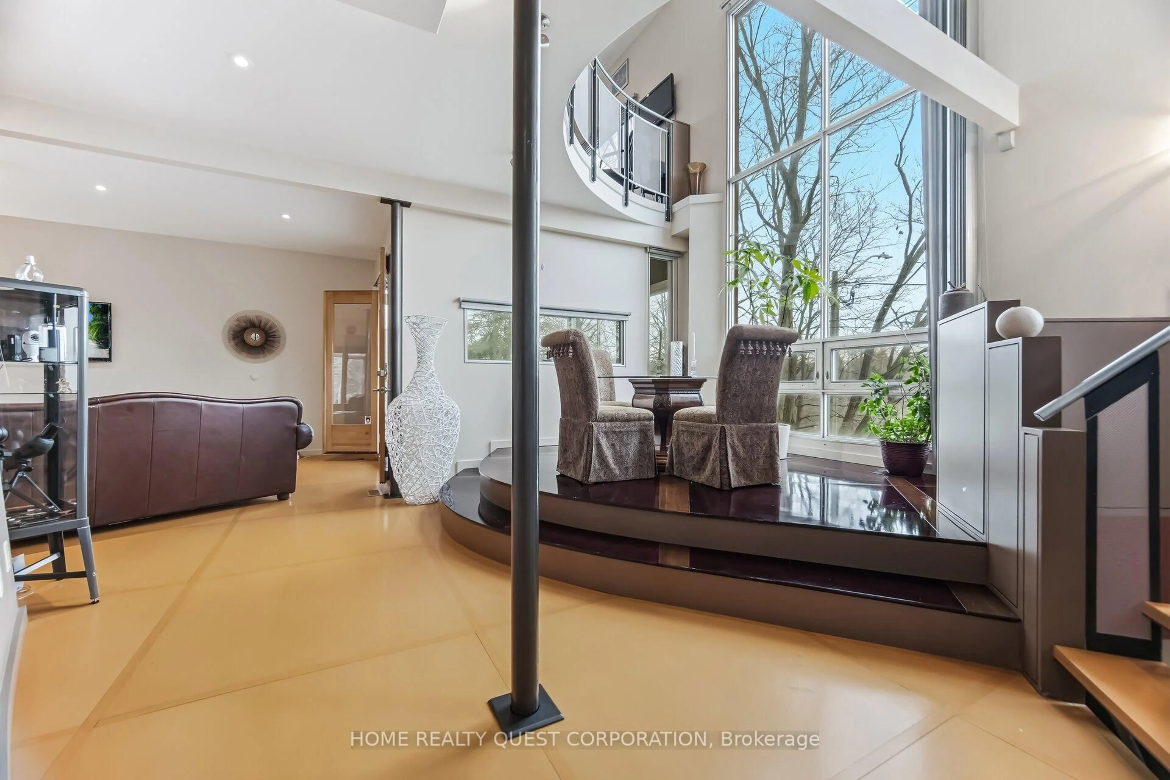 Indoor foyer for 186 Wyndham St, Mississauga Ontario L5M 1N5