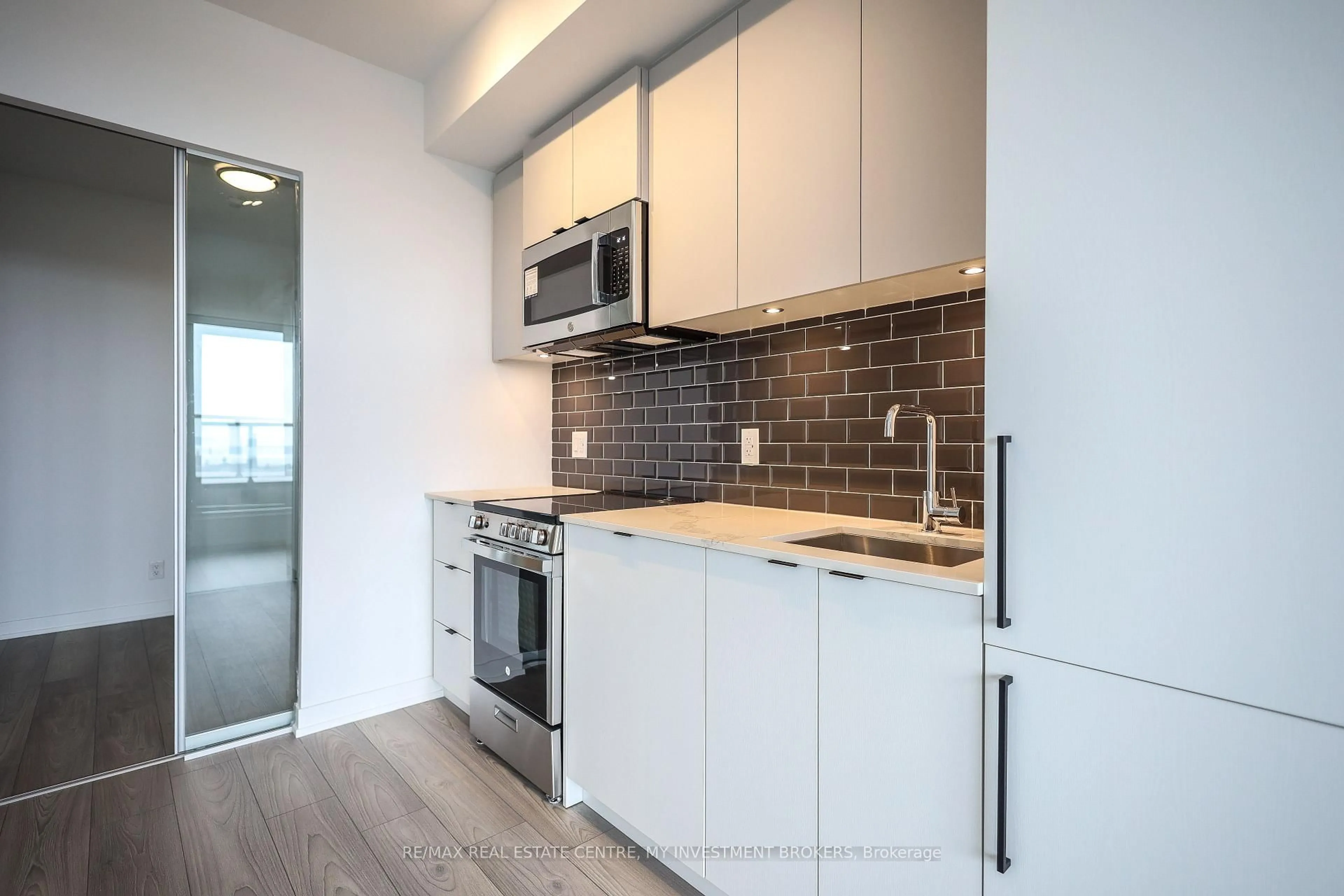 Standard kitchen, unknown for 285 Dufferin St #915, Toronto Ontario M6K 0J2