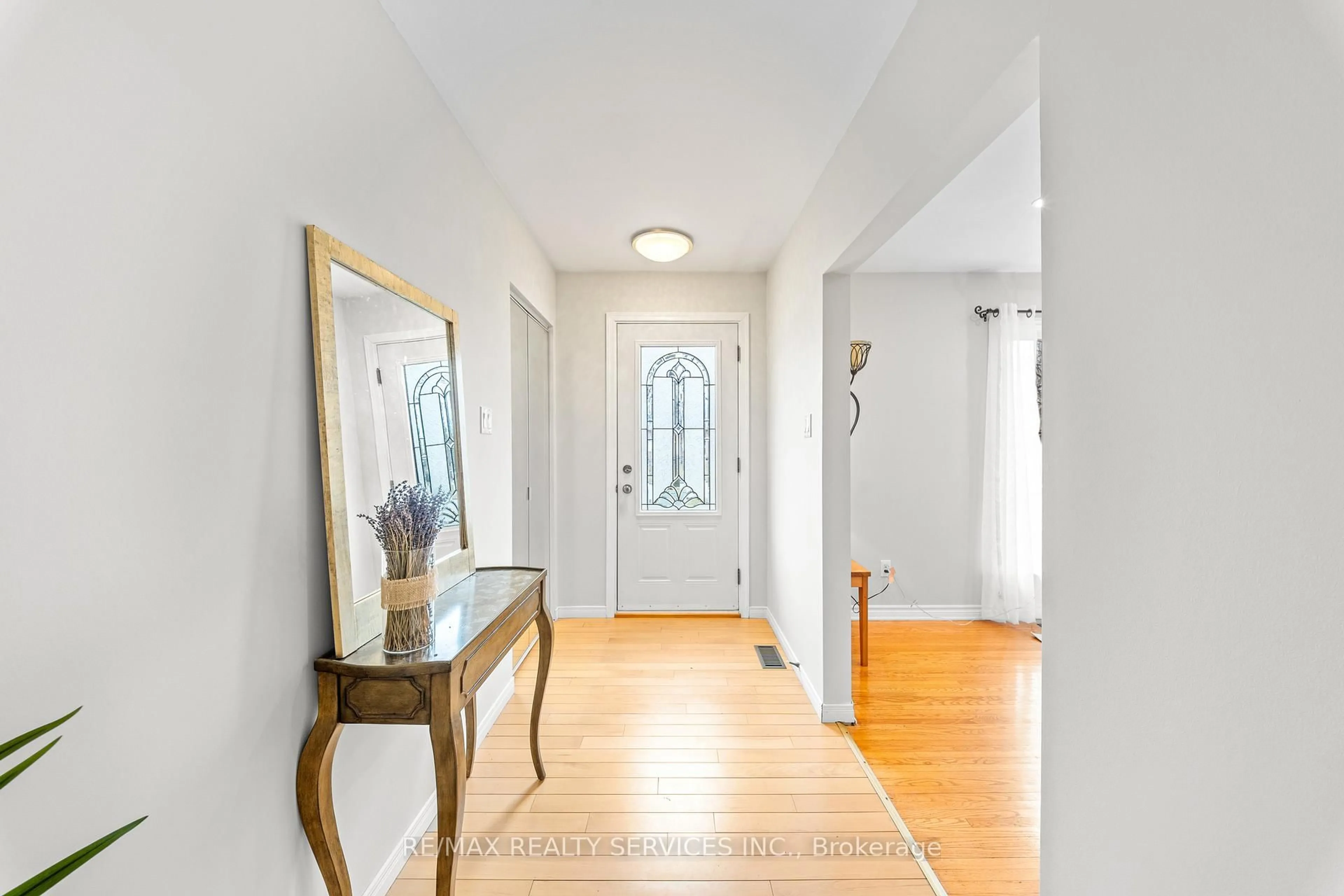 Indoor entryway for 71 Belmont Dr, Brampton Ontario L6T 2K5