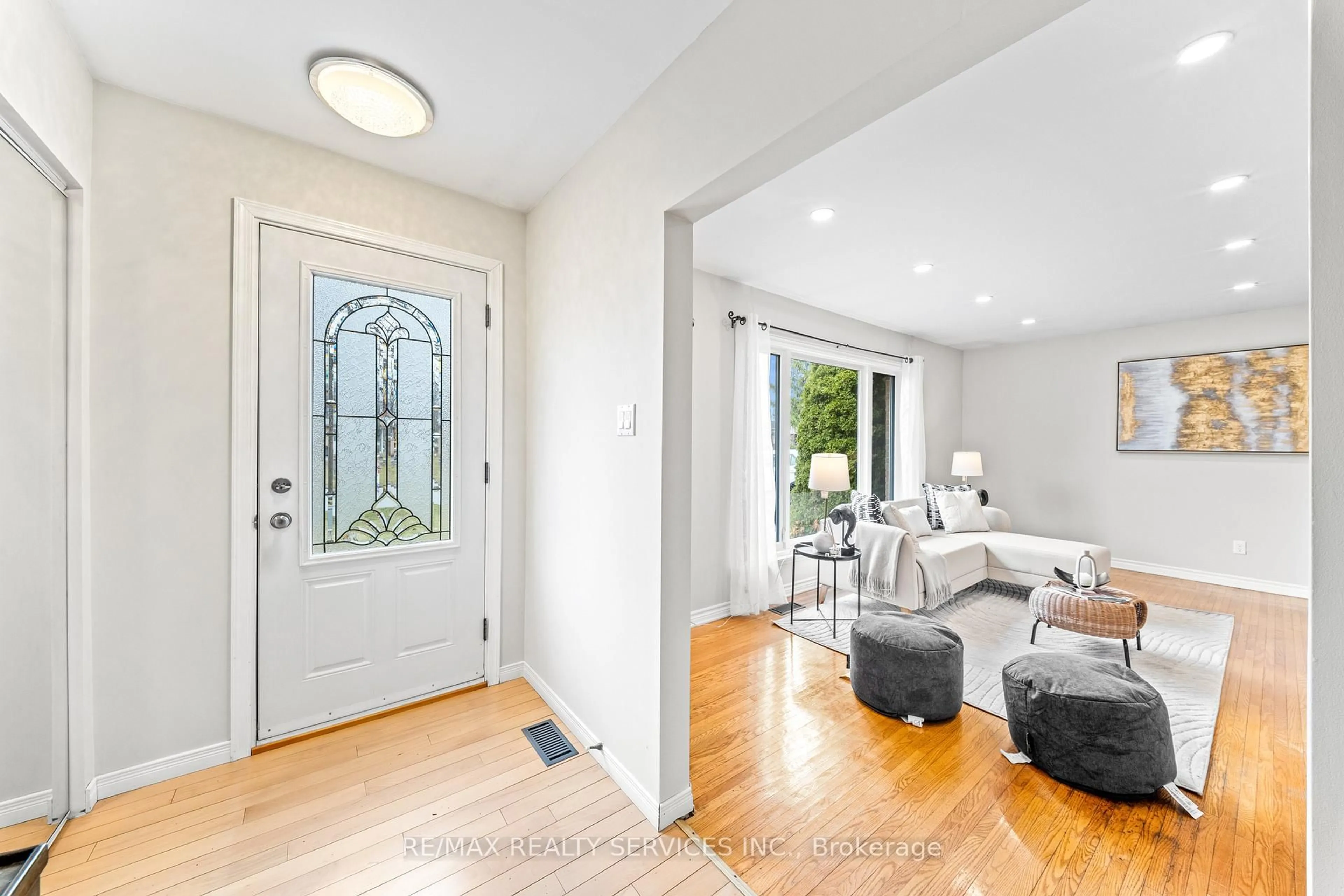 Indoor entryway for 71 Belmont Dr, Brampton Ontario L6T 2K5