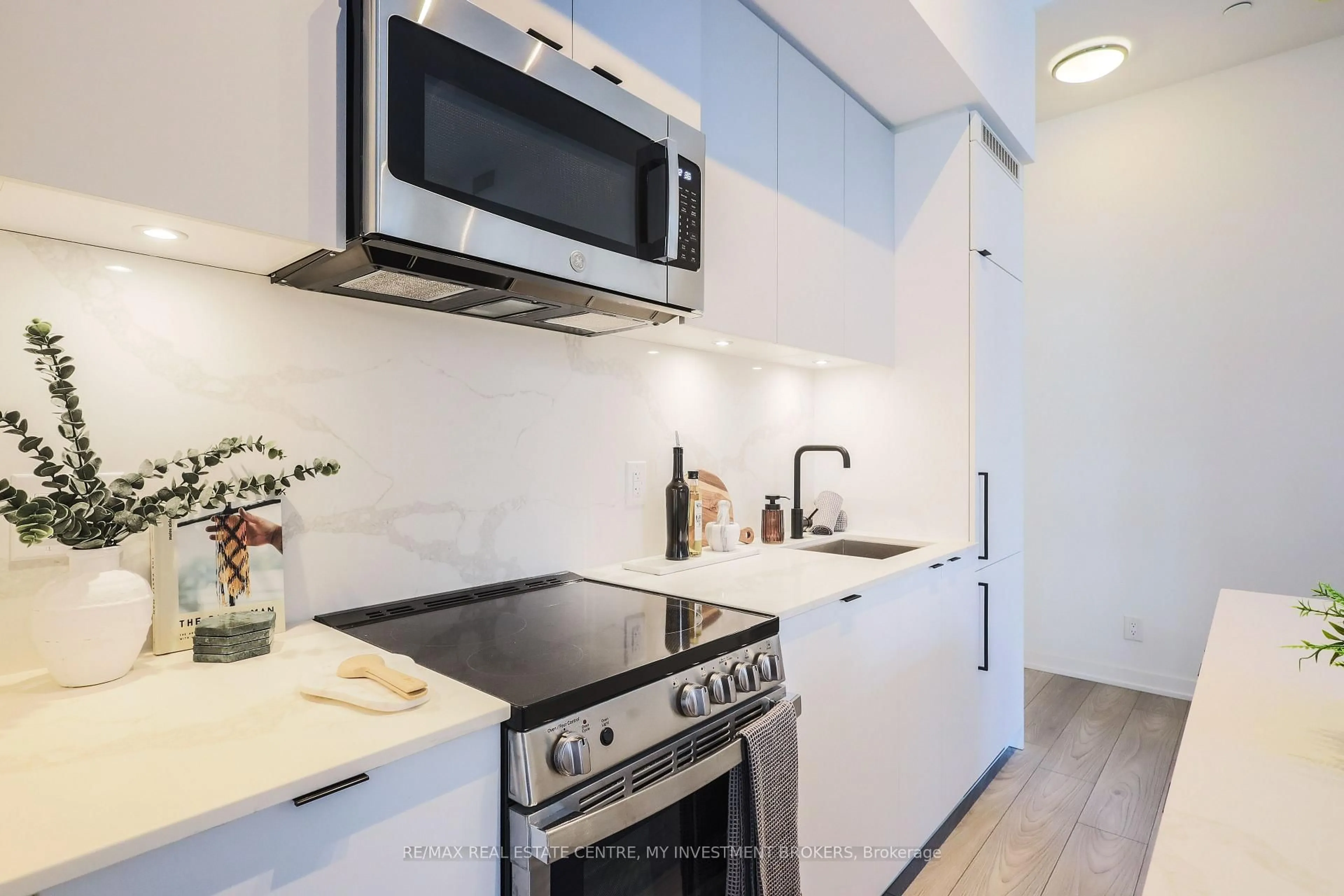 Standard kitchen, ceramic/tile floor for 285 Dufferin St #202, Toronto Ontario M6K 0J2