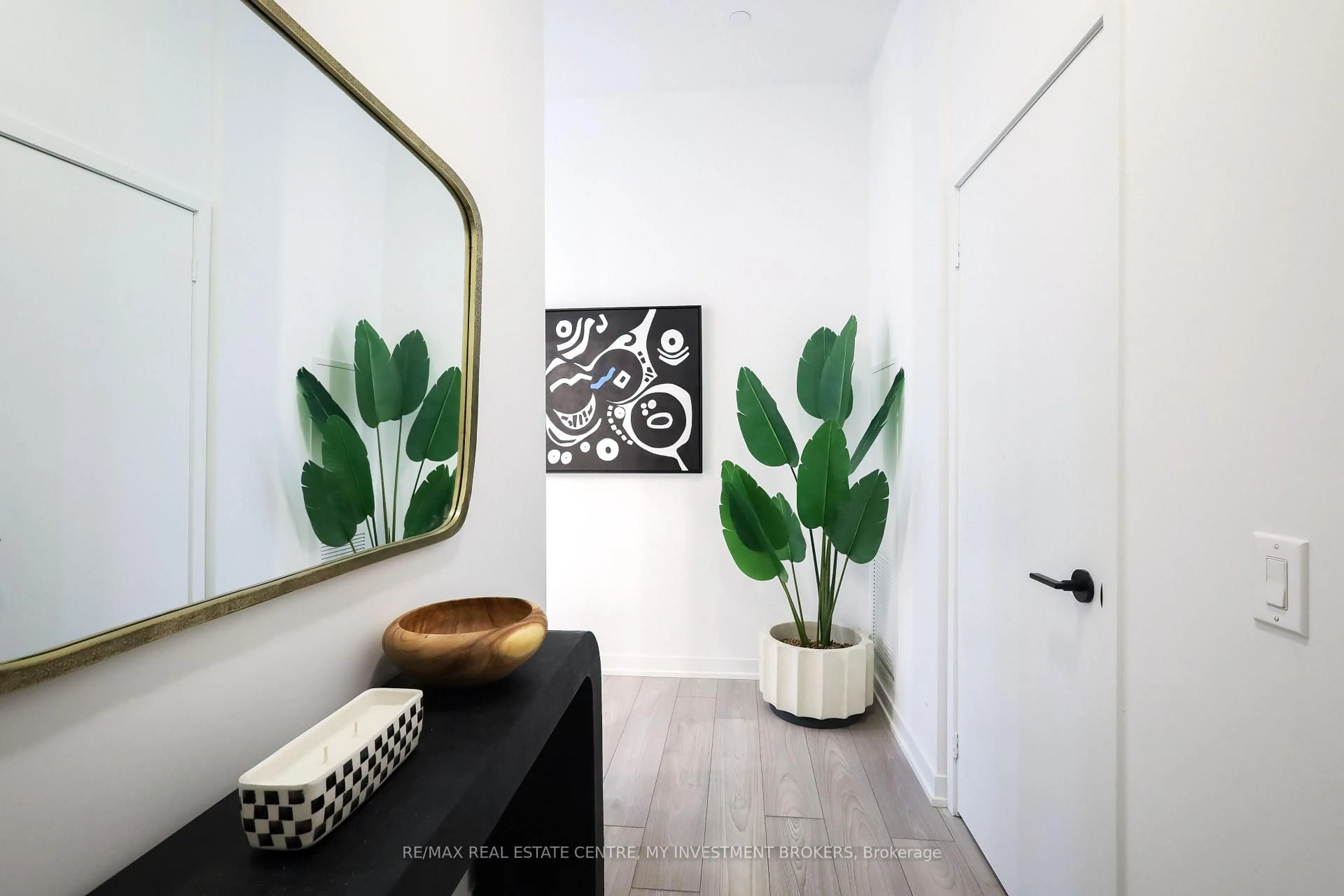 Indoor entryway for 285 Dufferin St #202, Toronto Ontario M6K 0J2