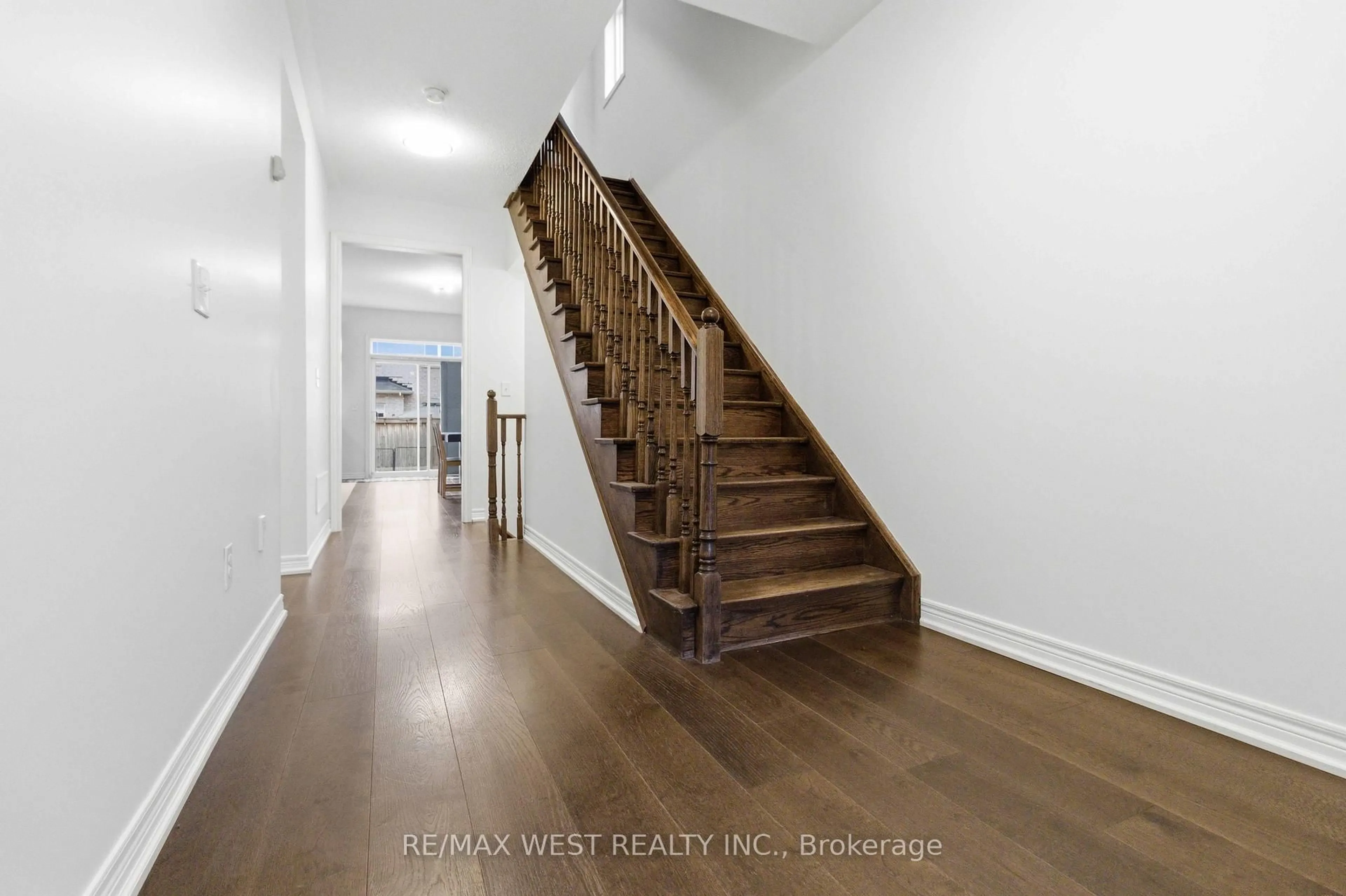 Indoor entryway for 116 Lesabre Cres, Brampton Ontario L6P 0W4