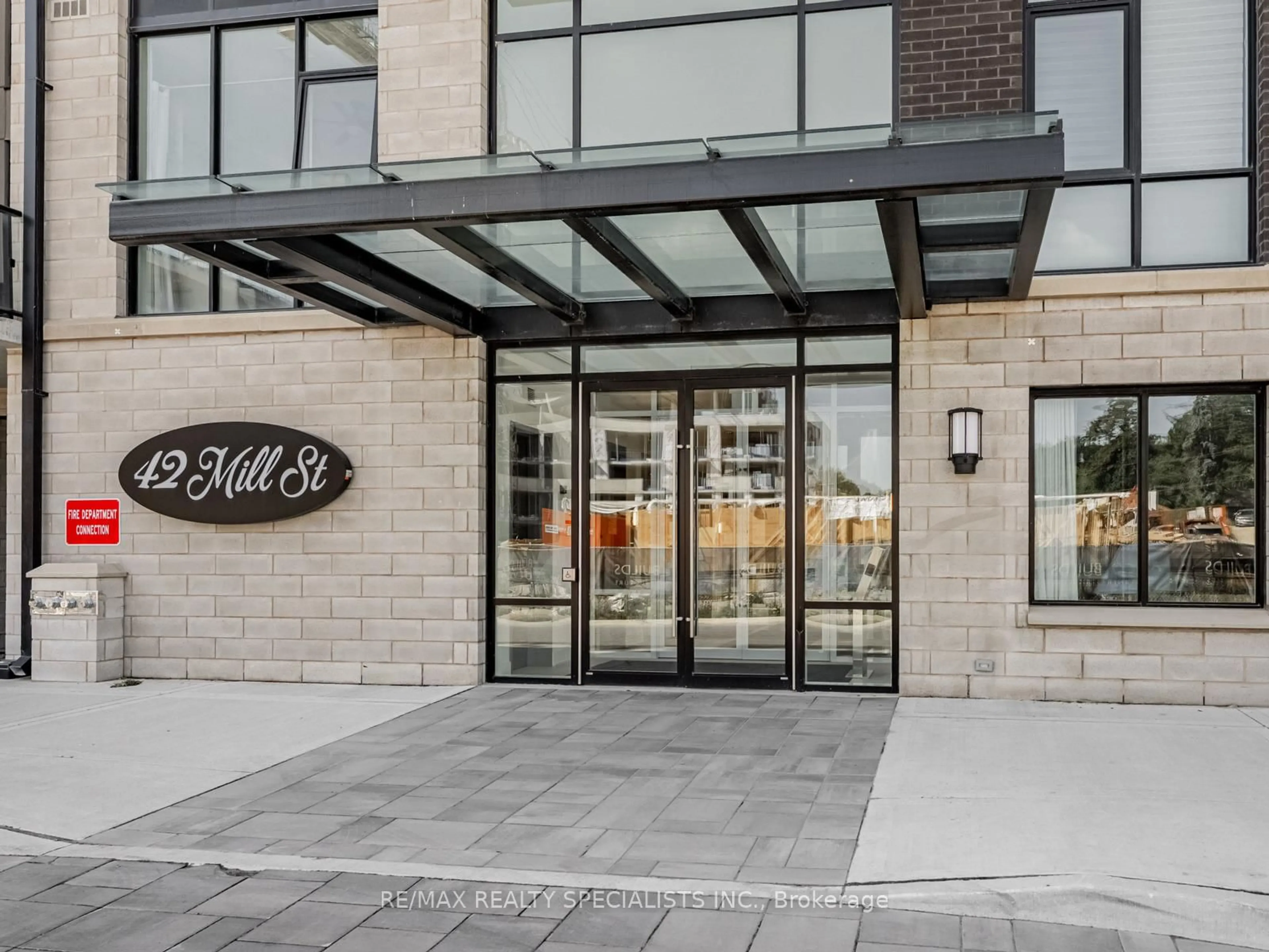 Indoor foyer for 42 MILL St #208, Halton Hills Ontario L7E 0P9