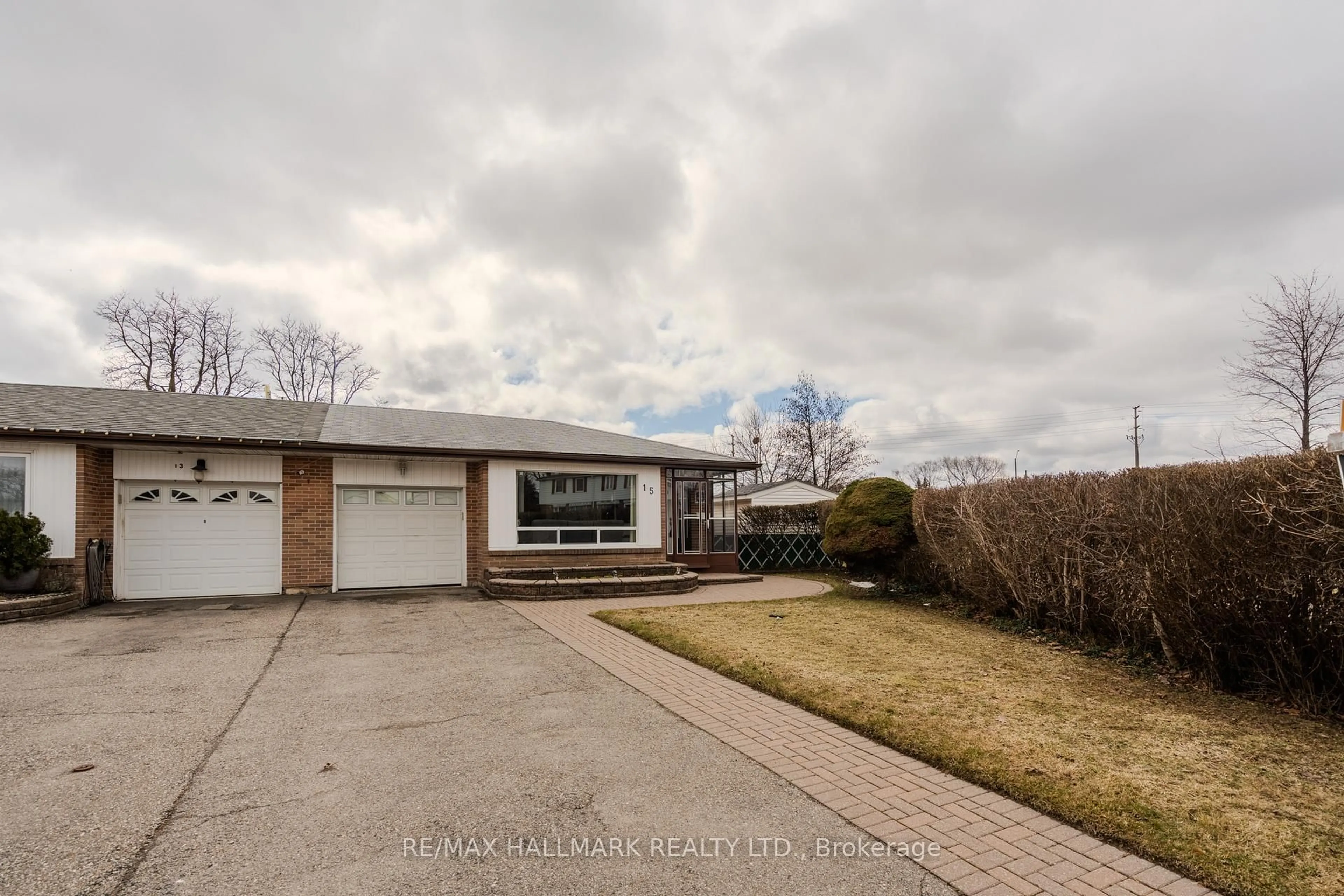 A pic from outside/outdoor area/front of a property/back of a property/a pic from drone, street for 15 Dalton Pl, Brampton Ontario L6T 1N6