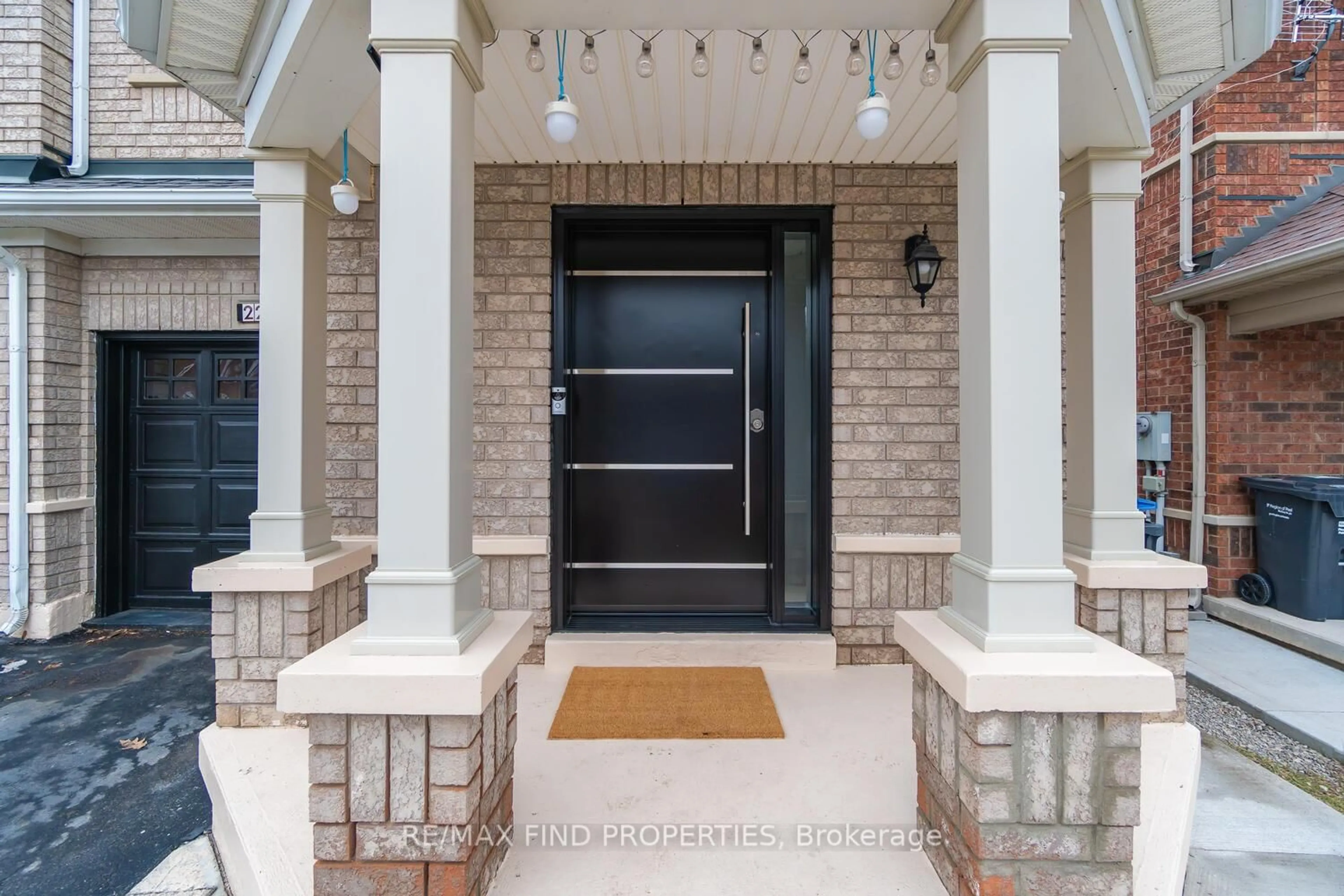 Indoor entryway for 22 Ashmere Rd, Brampton Ontario L7A 1W9