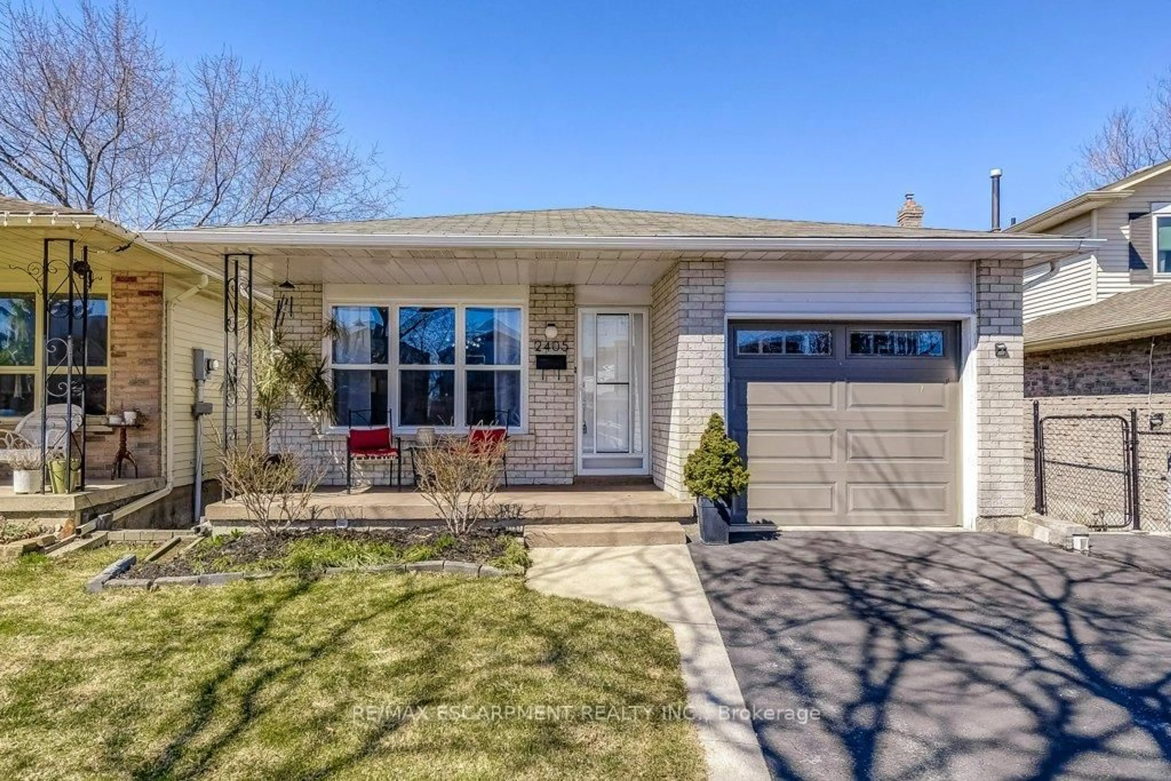 Home with brick exterior material, street for 2405 Malcom Cres, Burlington Ontario L7P 3Y5