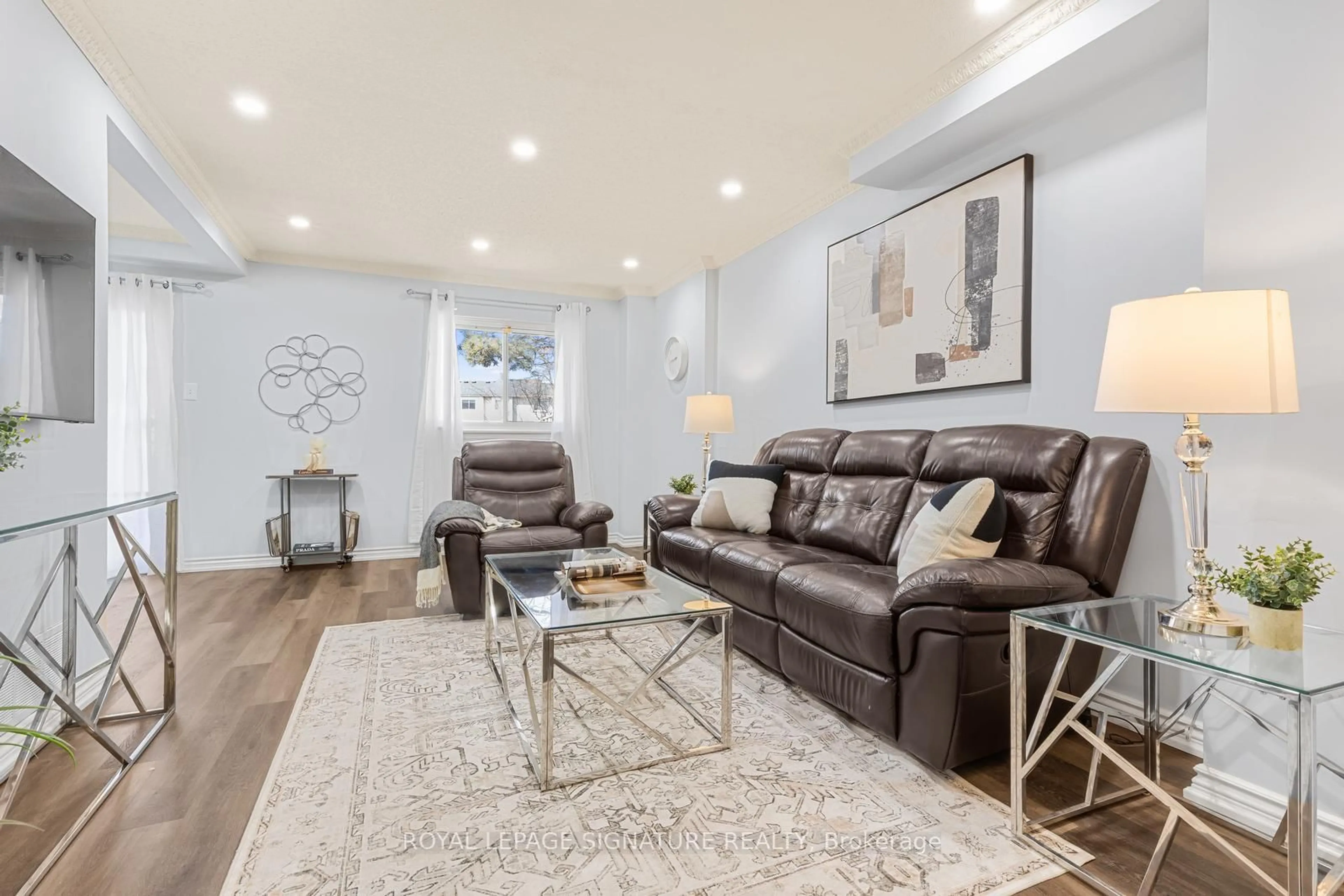 Living room with furniture, unknown for 2670 Battleford Rd #81, Mississauga Ontario L5N 2S7