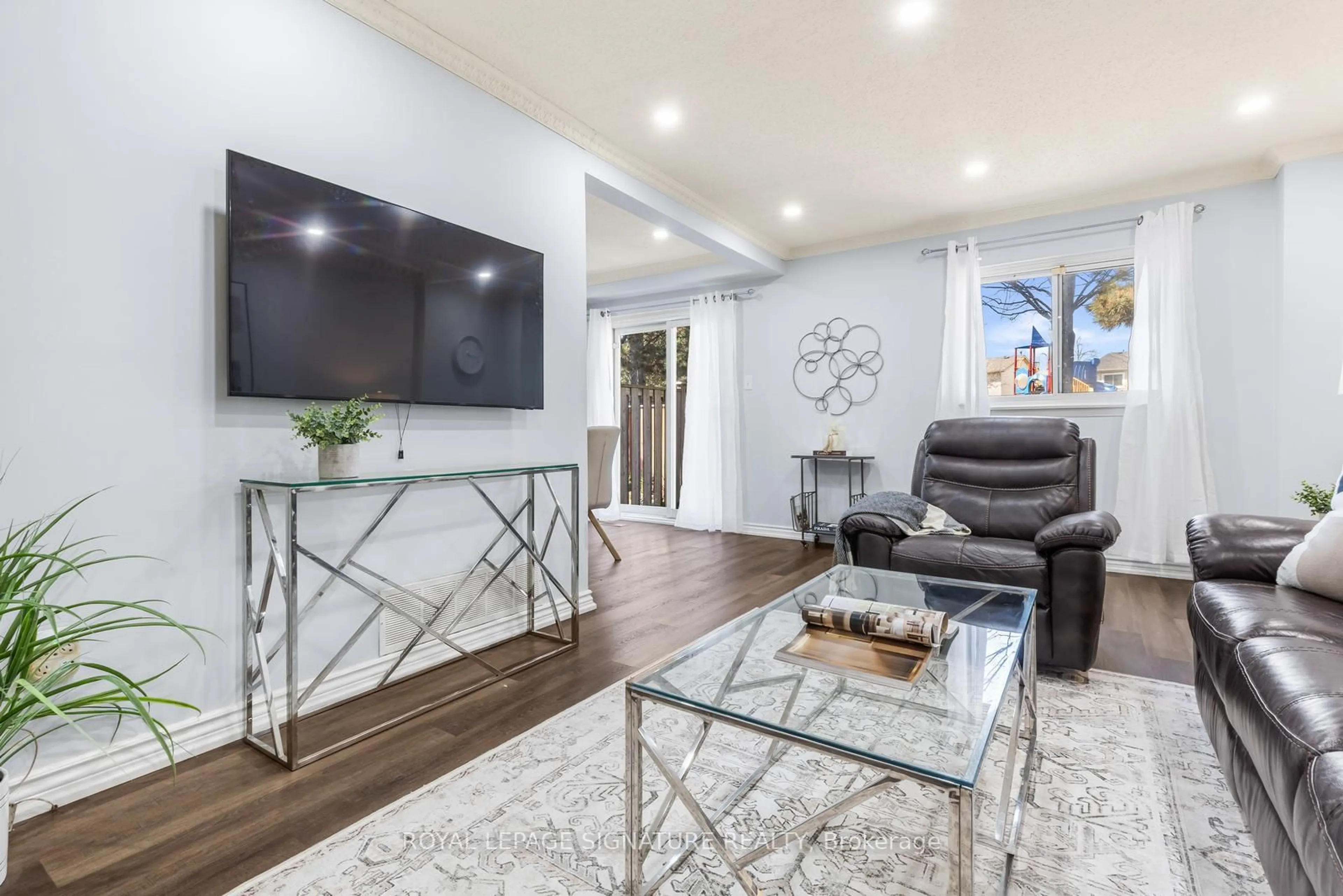 Living room with furniture, unknown for 2670 Battleford Rd #81, Mississauga Ontario L5N 2S7