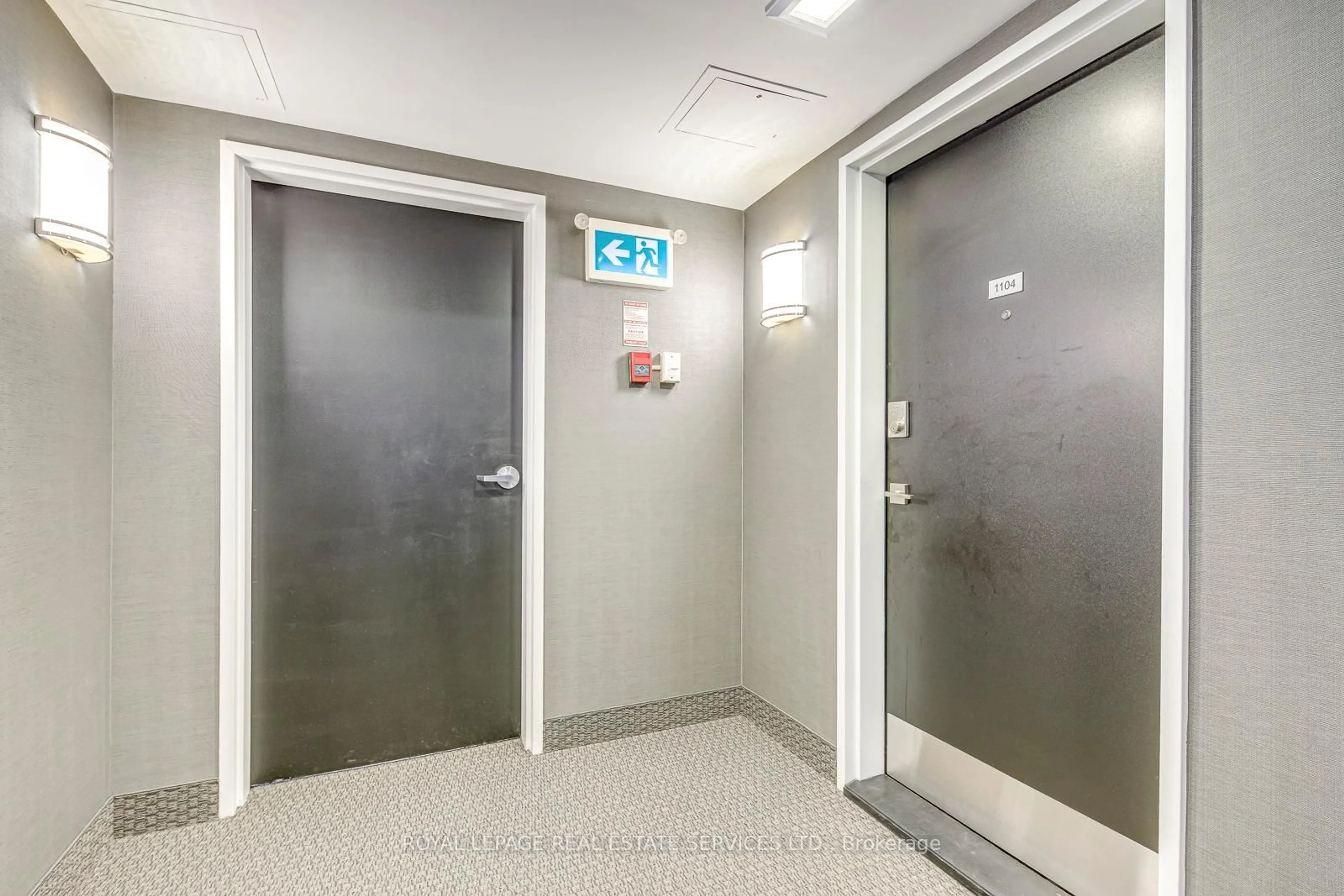 Indoor foyer for 965 Inverhouse Dr #1104, Mississauga Ontario L5J 4B4