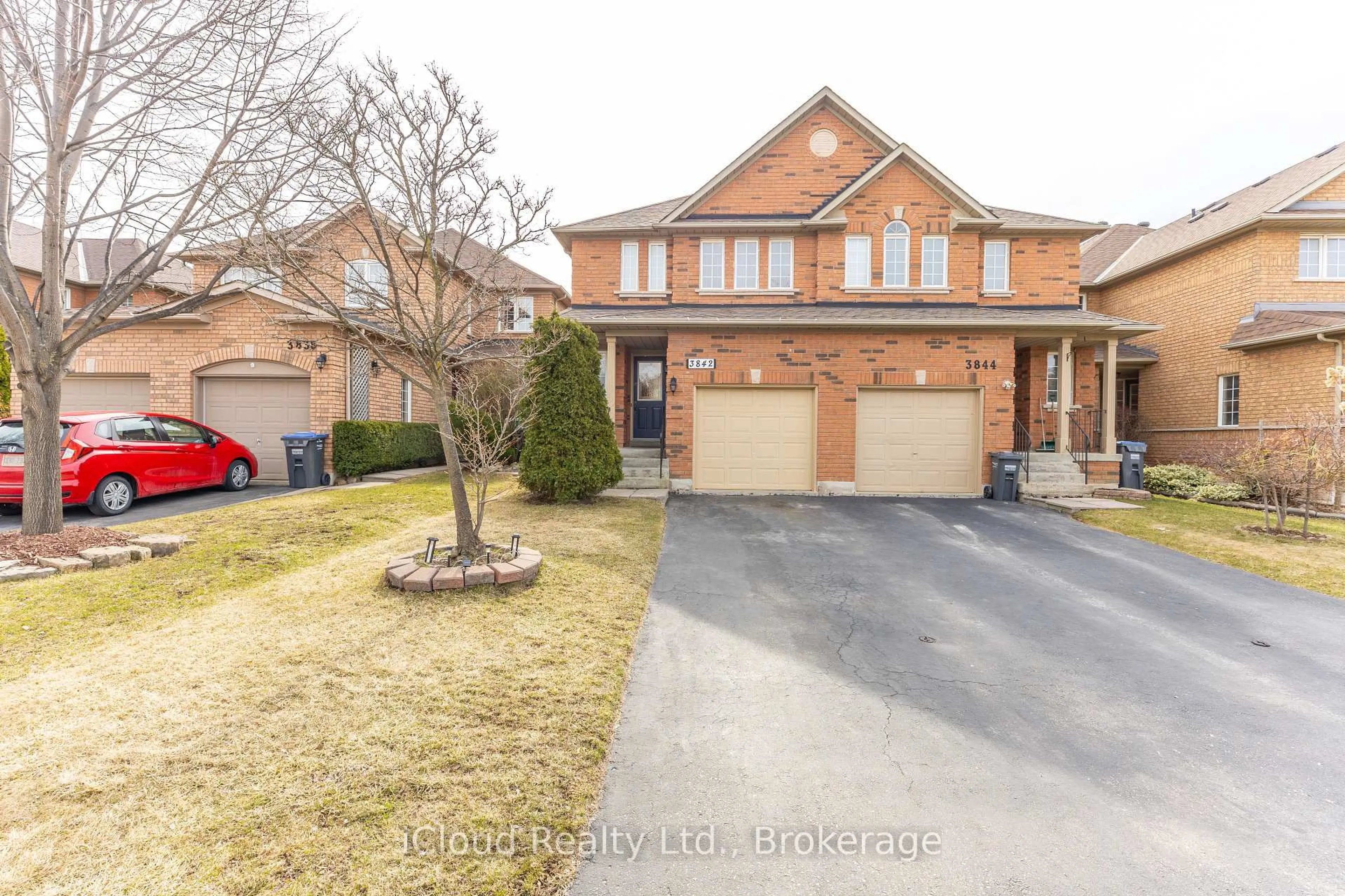 A pic from outside/outdoor area/front of a property/back of a property/a pic from drone, street for 3842 Ridgepoint Way, Mississauga Ontario L5N 7T9