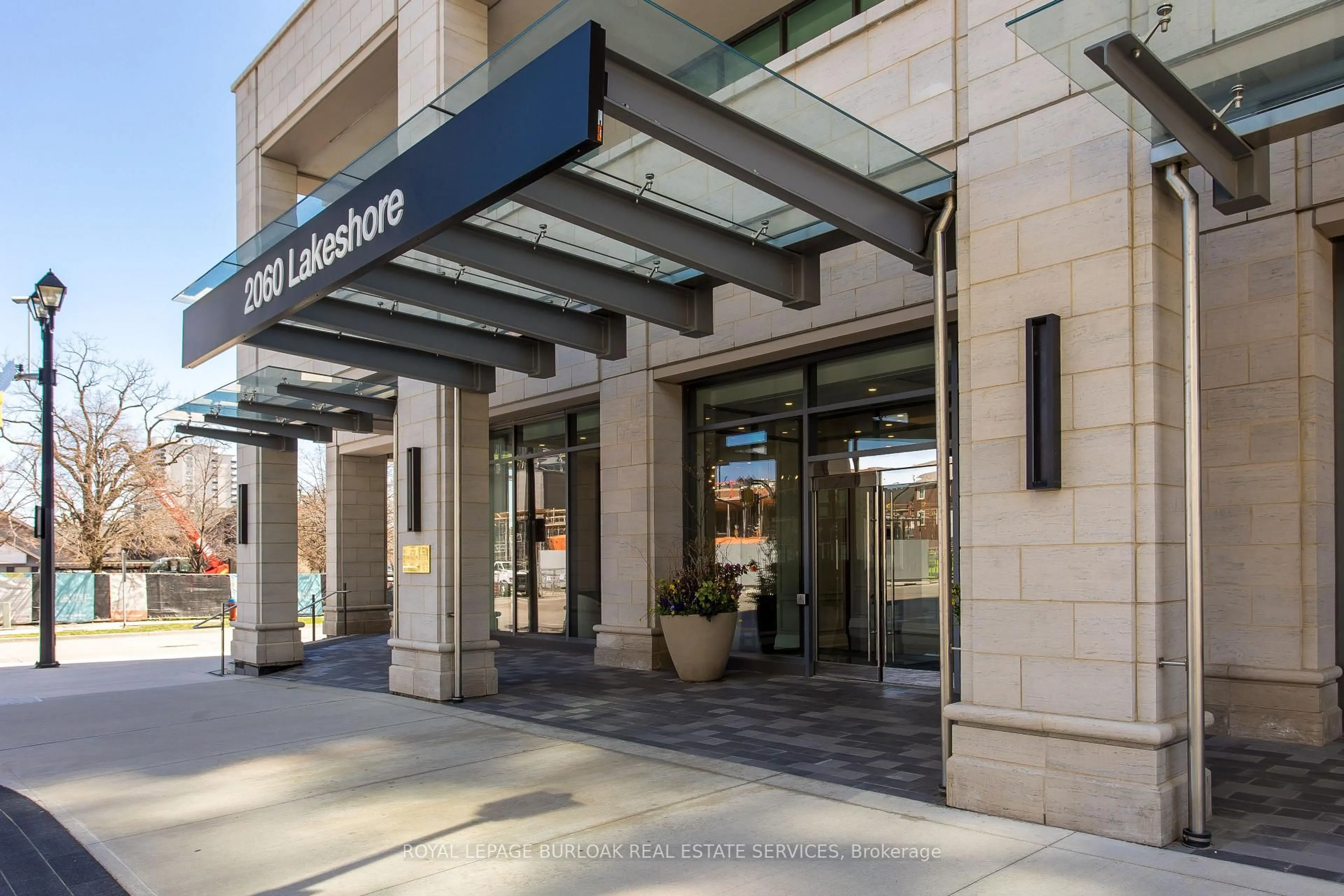 Indoor foyer for 2060 Lakeshore Rd #1303, Burlington Ontario L7R 0G2