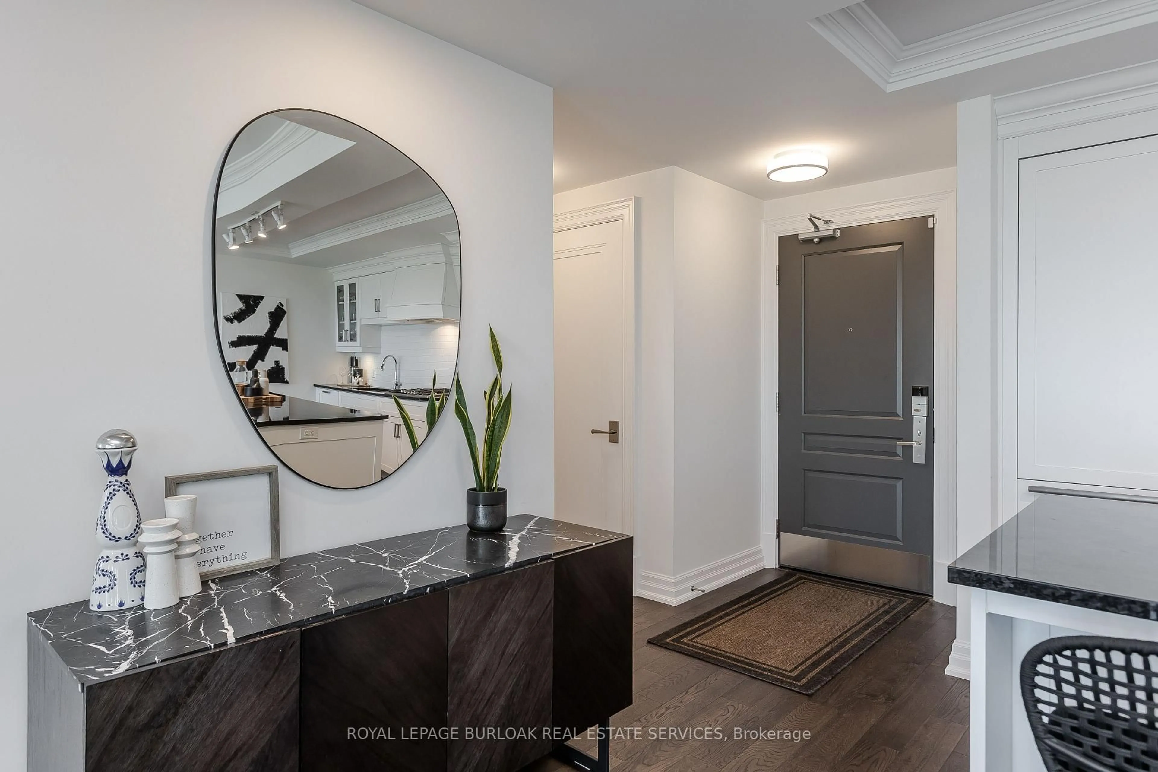 Indoor entryway for 2060 Lakeshore Rd #1303, Burlington Ontario L7R 0G2