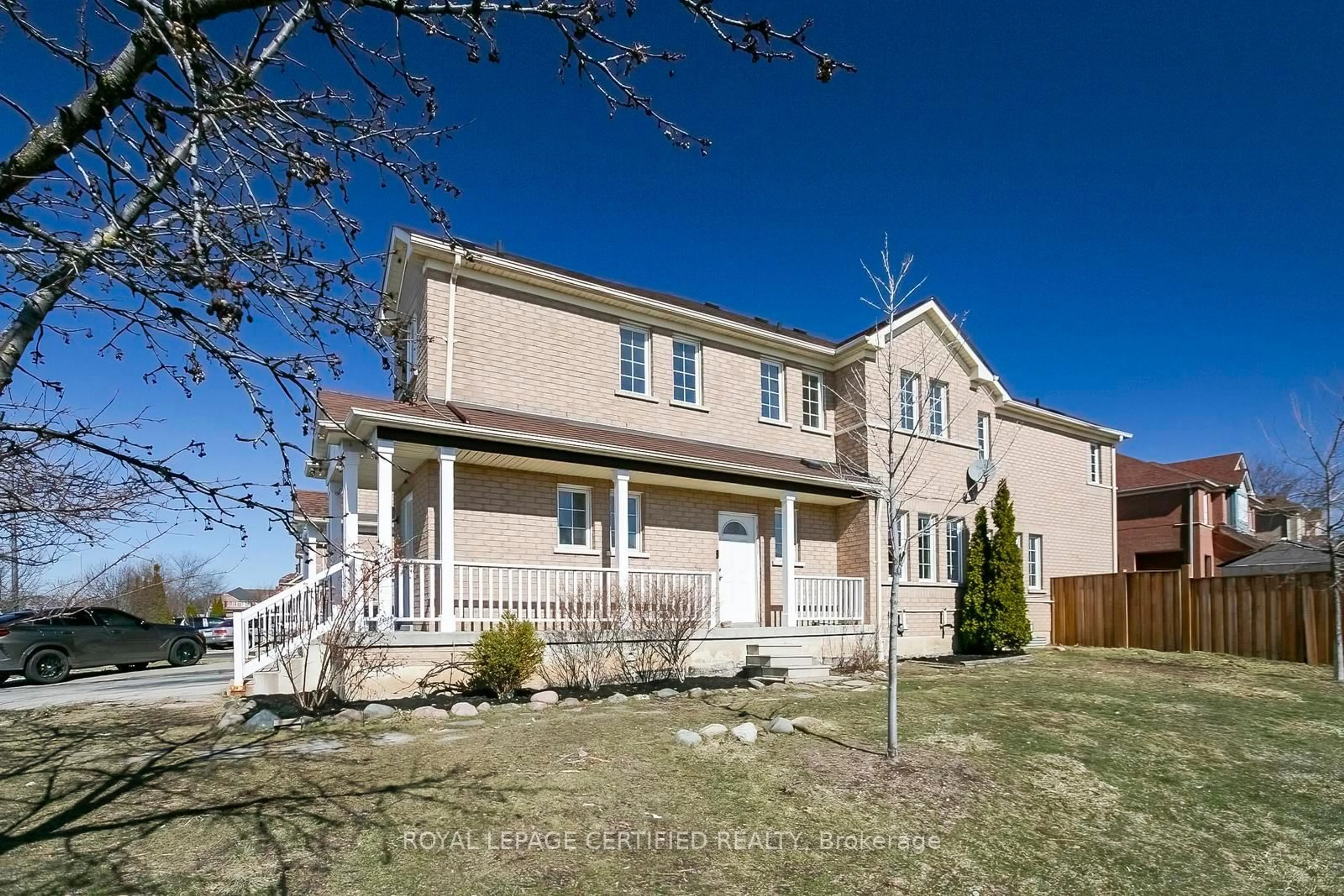 A pic from outside/outdoor area/front of a property/back of a property/a pic from drone, street for 6545 Song Bird Cres, Mississauga Ontario L5W 1E1