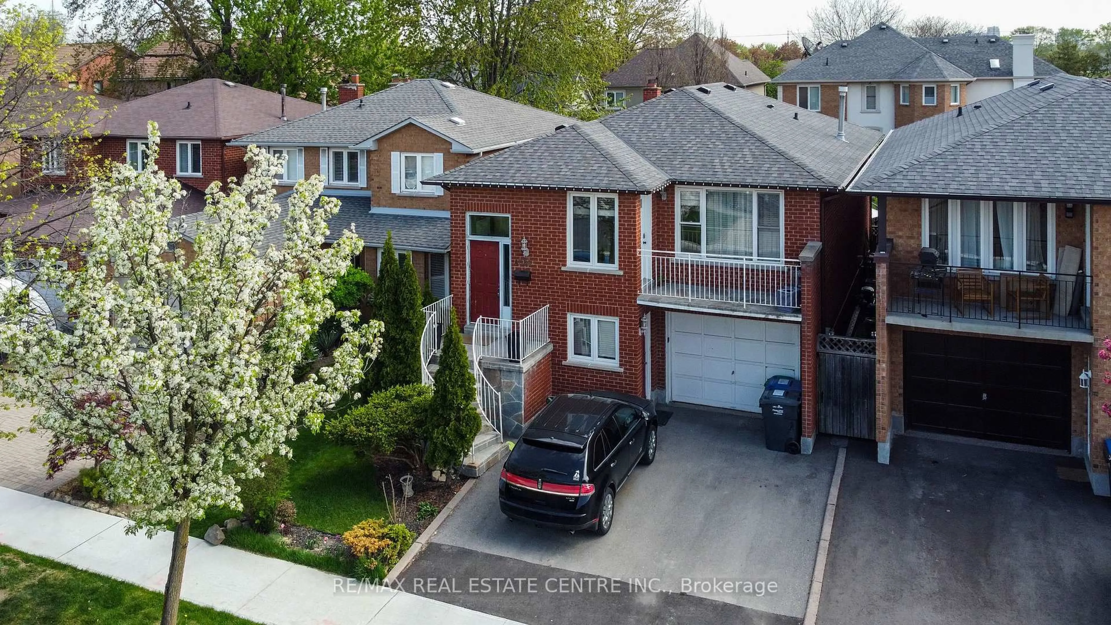 A pic from outside/outdoor area/front of a property/back of a property/a pic from drone, street for 4386 Curia Cres, Mississauga Ontario L4Z 2X3