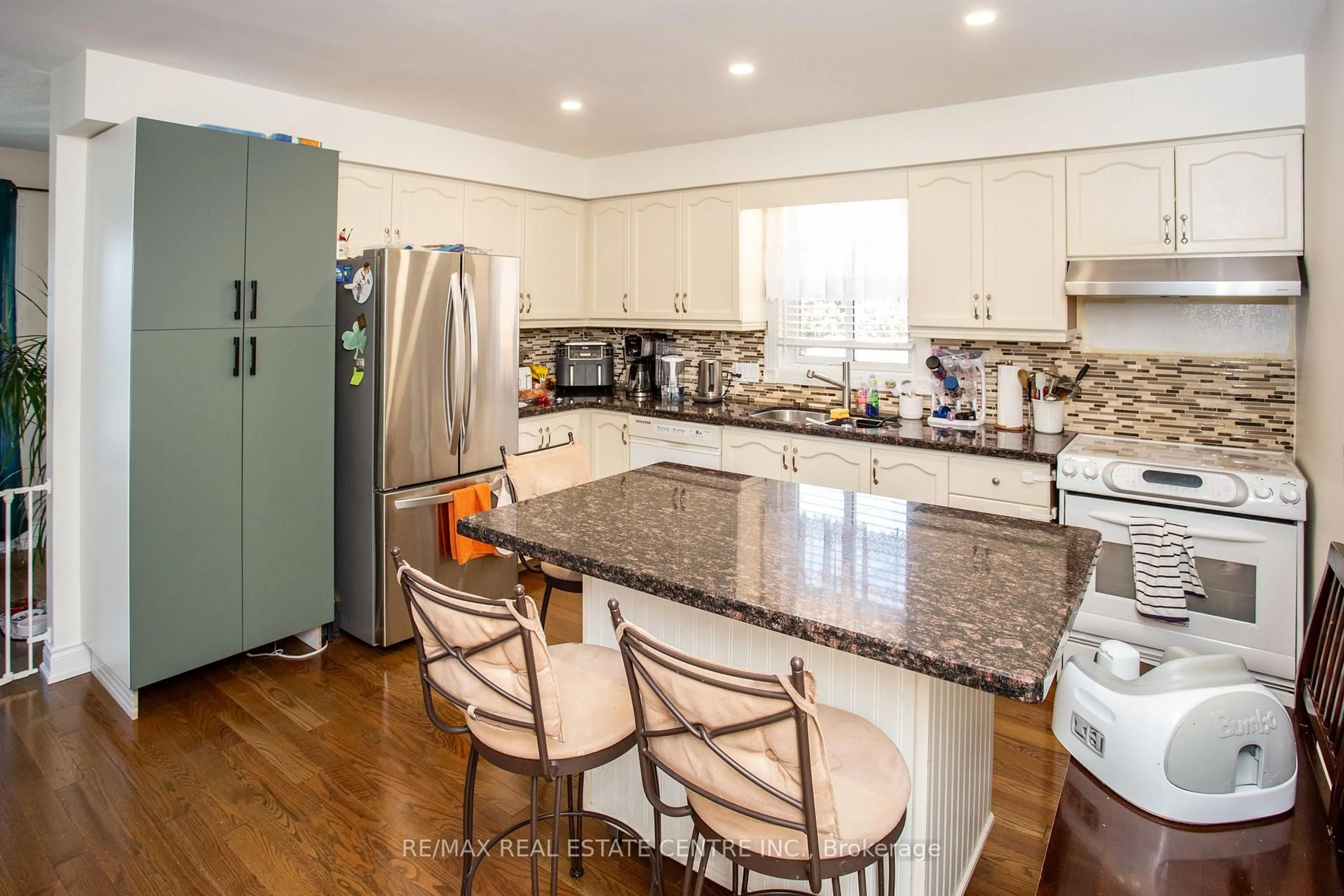 Open concept kitchen, ceramic/tile floor for 4386 Curia Cres, Mississauga Ontario L4Z 2X3