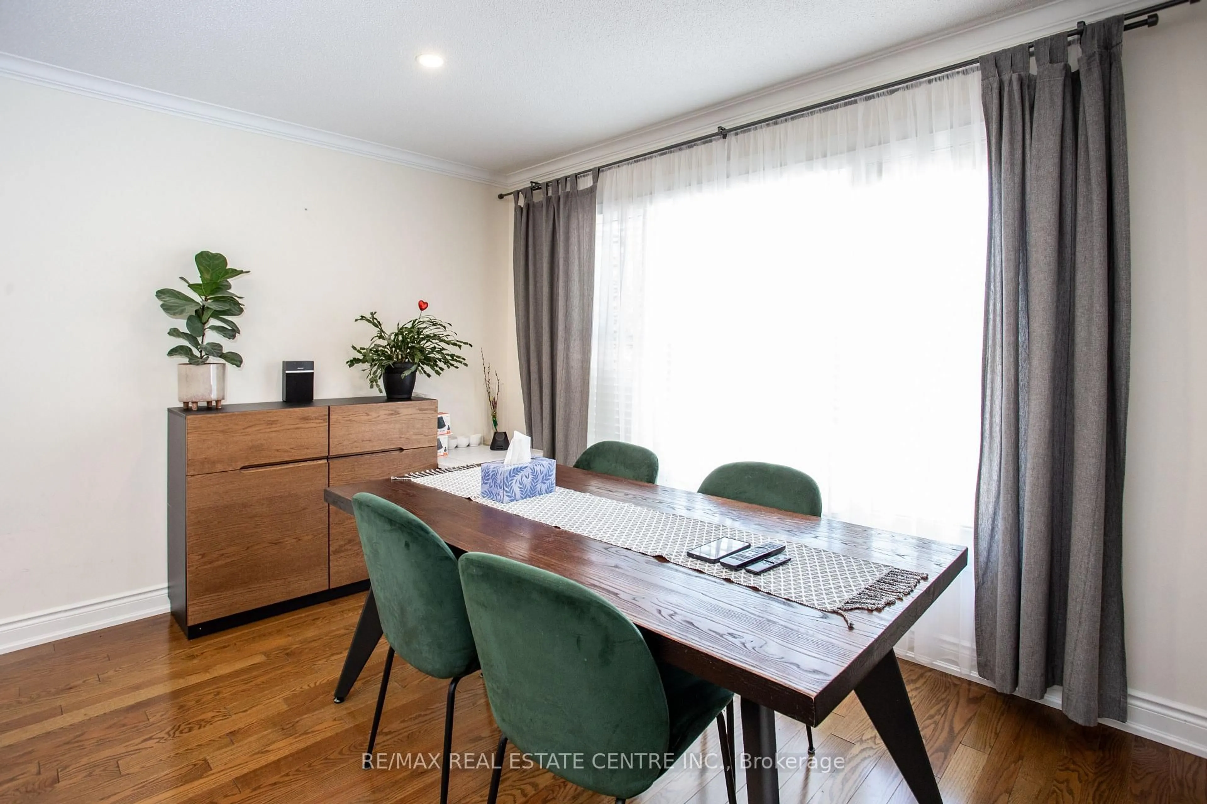 Dining room, wood/laminate floor for 4386 Curia Cres, Mississauga Ontario L4Z 2X3