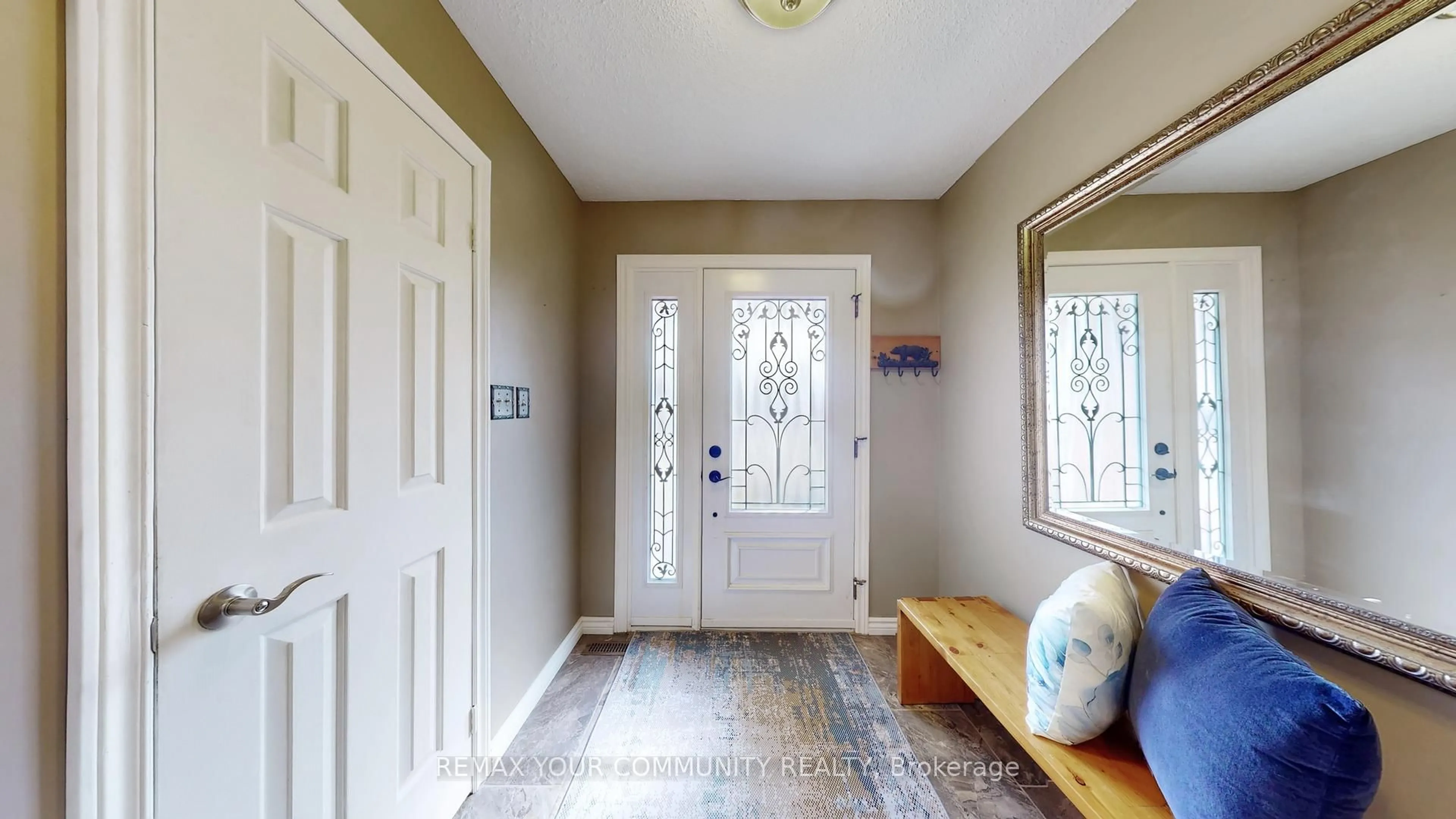 Indoor entryway for 4300 Beacon Lane, Mississauga Ontario L5C 3V9